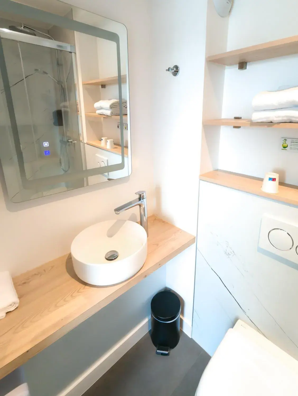 Comfort Double Room Port View in Hôtel Le Goëlo - Port de Paimpol Comfort Double Room Port View in Hôtel Le Goëlo - Port de Paimpol