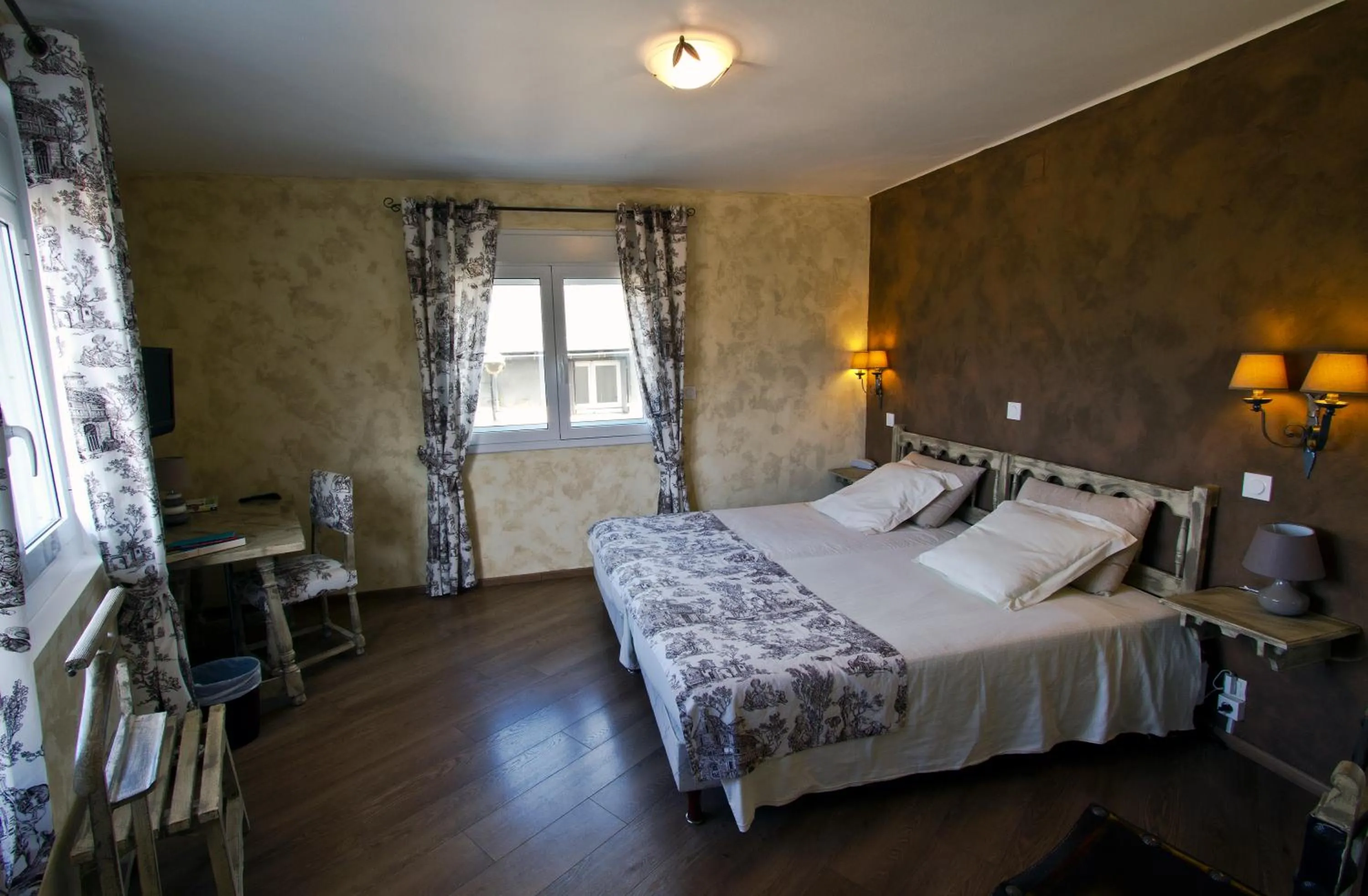 Day, Bed in Logis Hotel Restaurant Planes