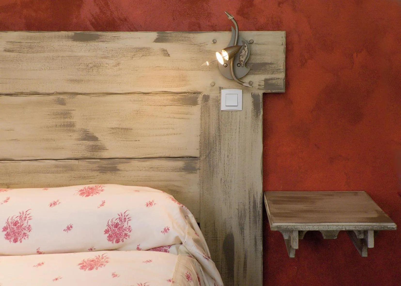 Property building, Bed in Logis Hotel Restaurant Planes