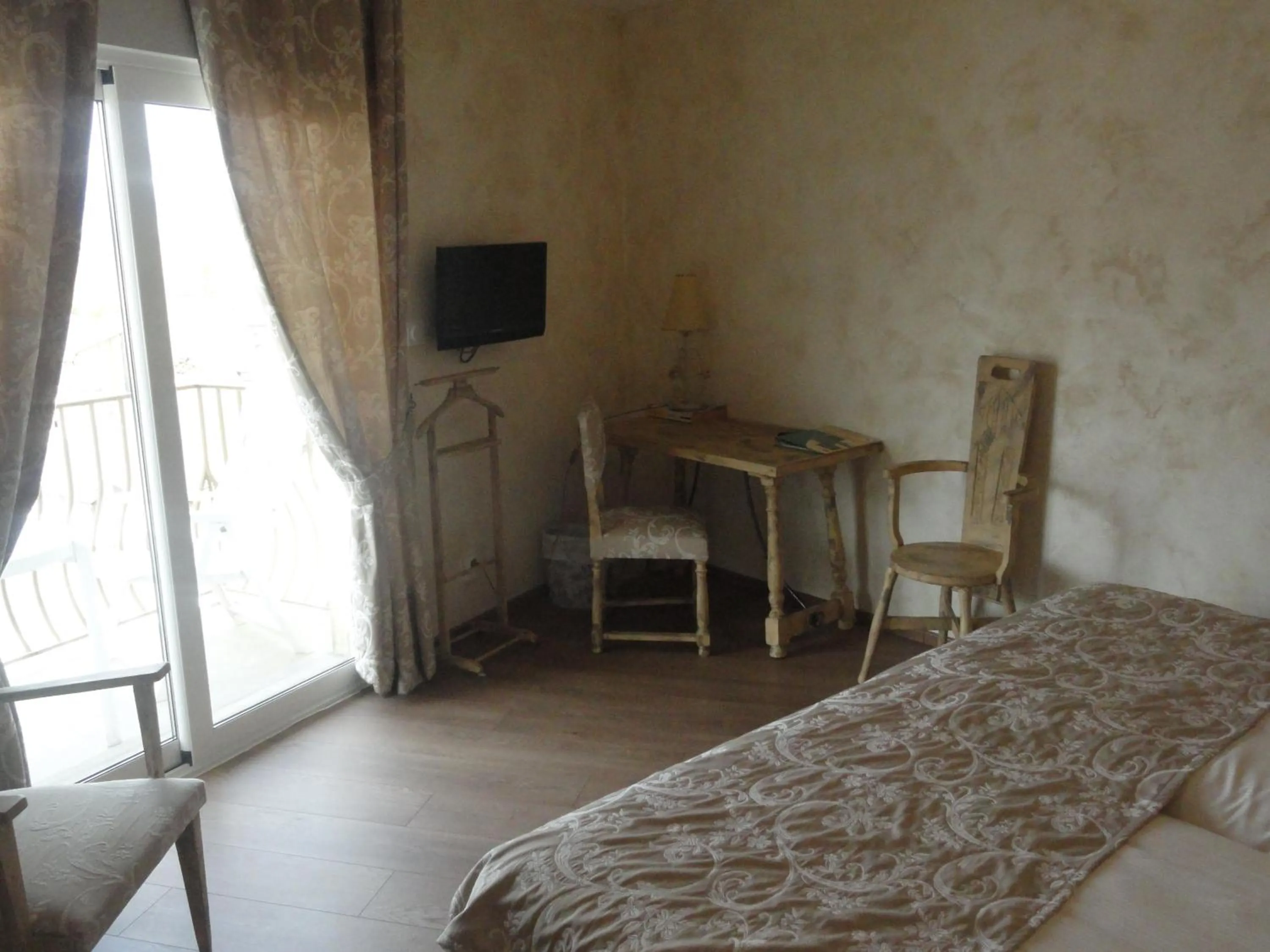 Bedroom, Bed in Logis Hotel Restaurant Planes