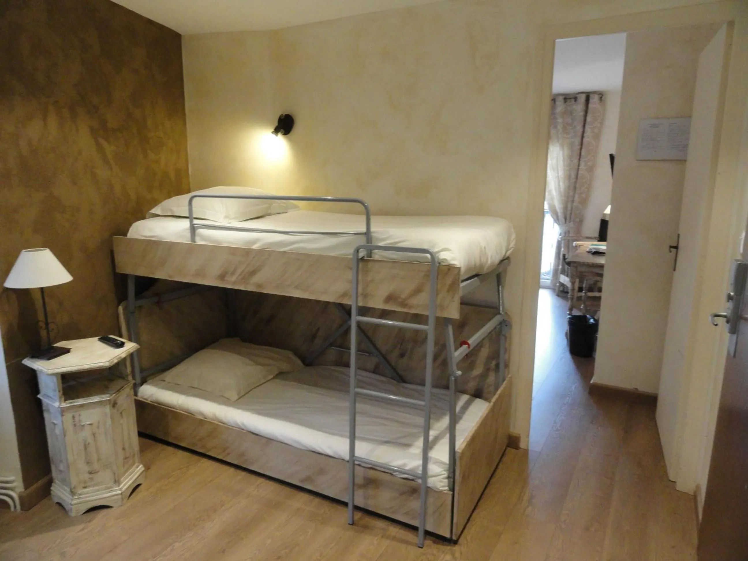 Bed in Logis Hotel Restaurant Planes