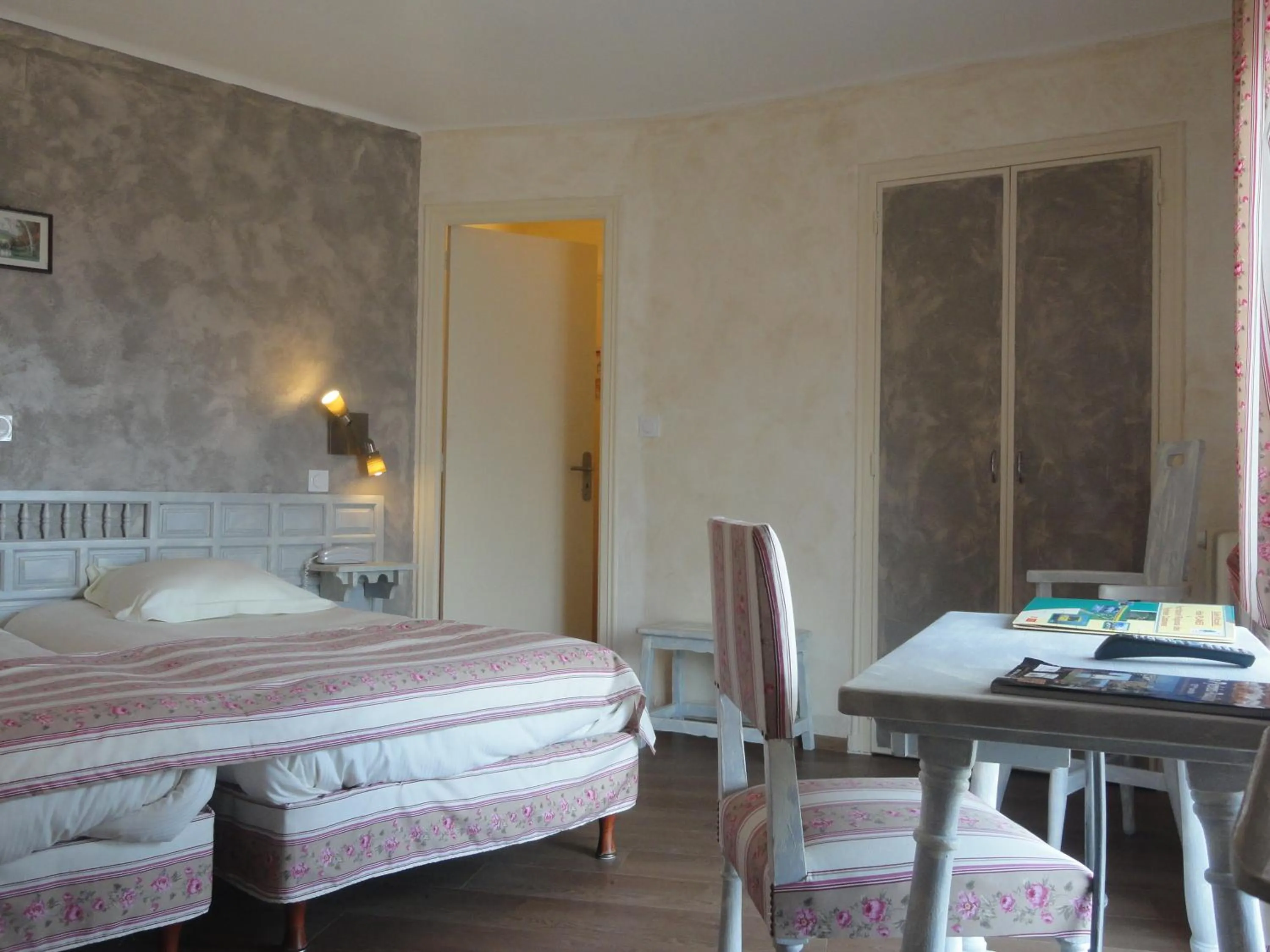 Photo of the whole room, Bed in Logis Hotel Restaurant Planes