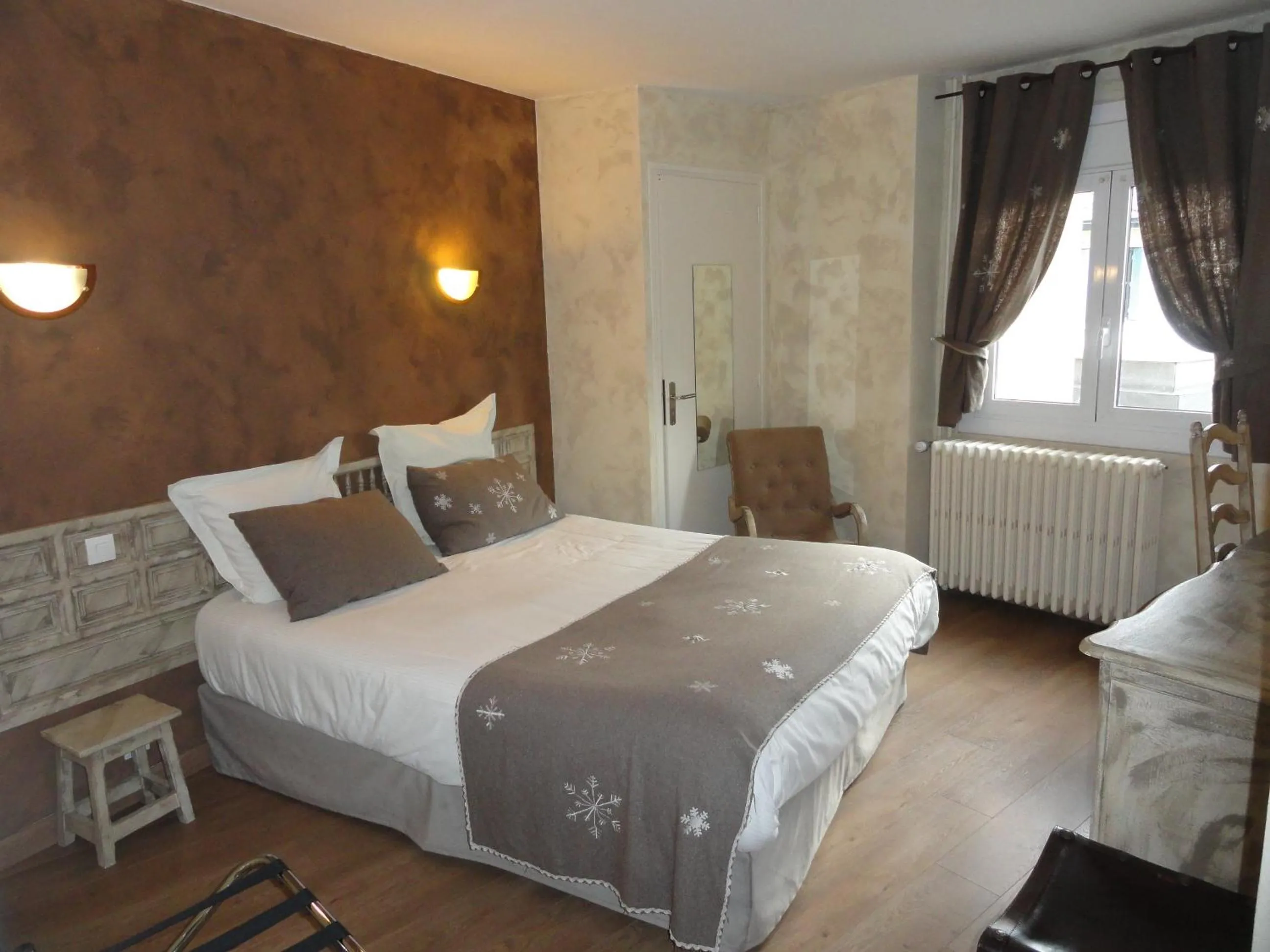 Bedroom, Bed in Logis Hotel Restaurant Planes