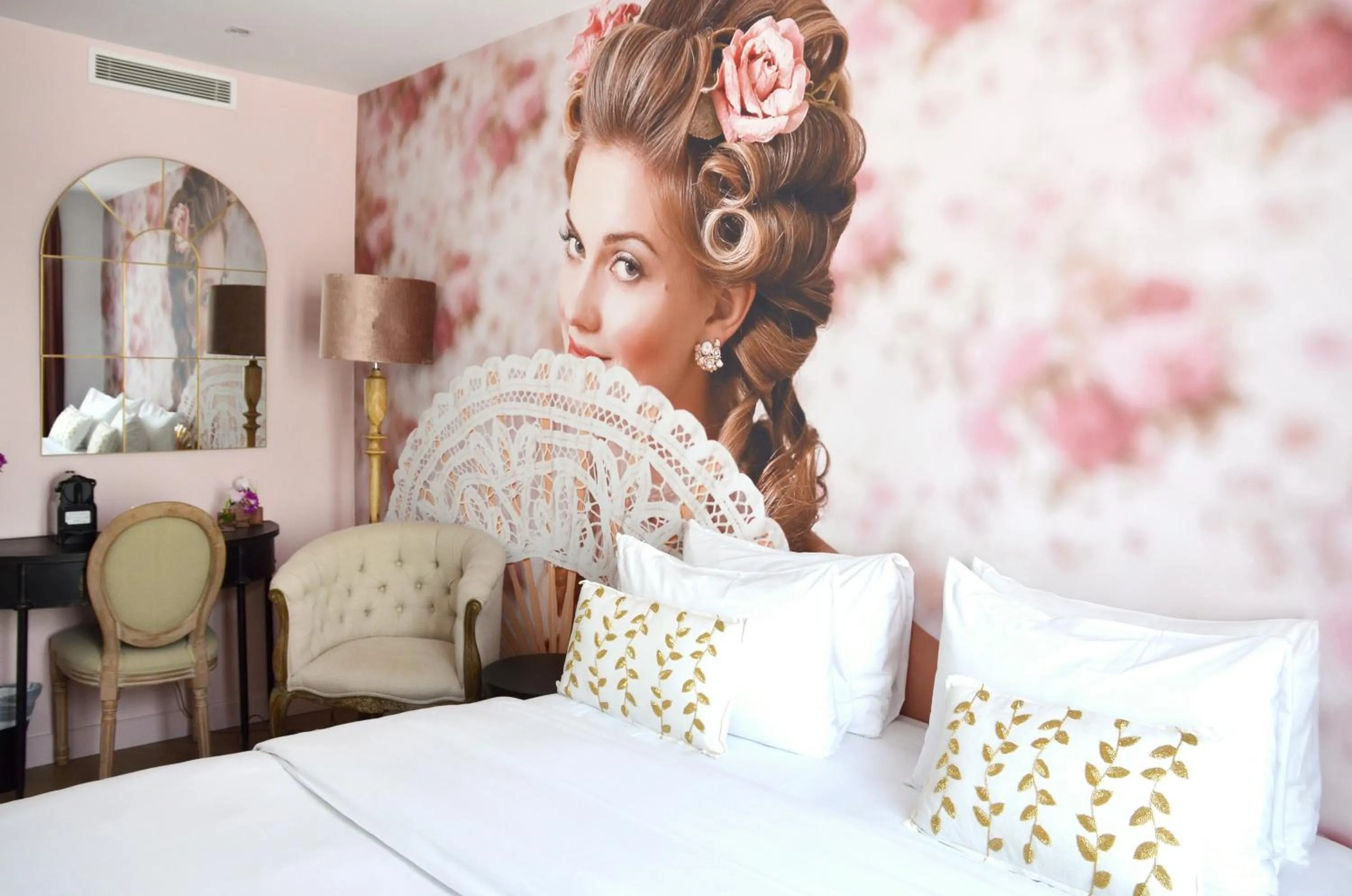 Bed in Le Glam's Hotel