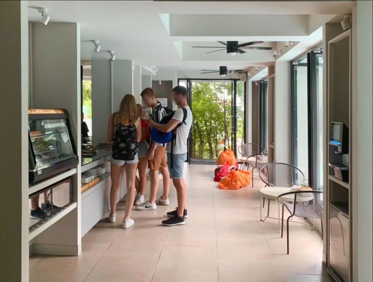 Restaurant/places to eat in POR Daowadung NO PARKING