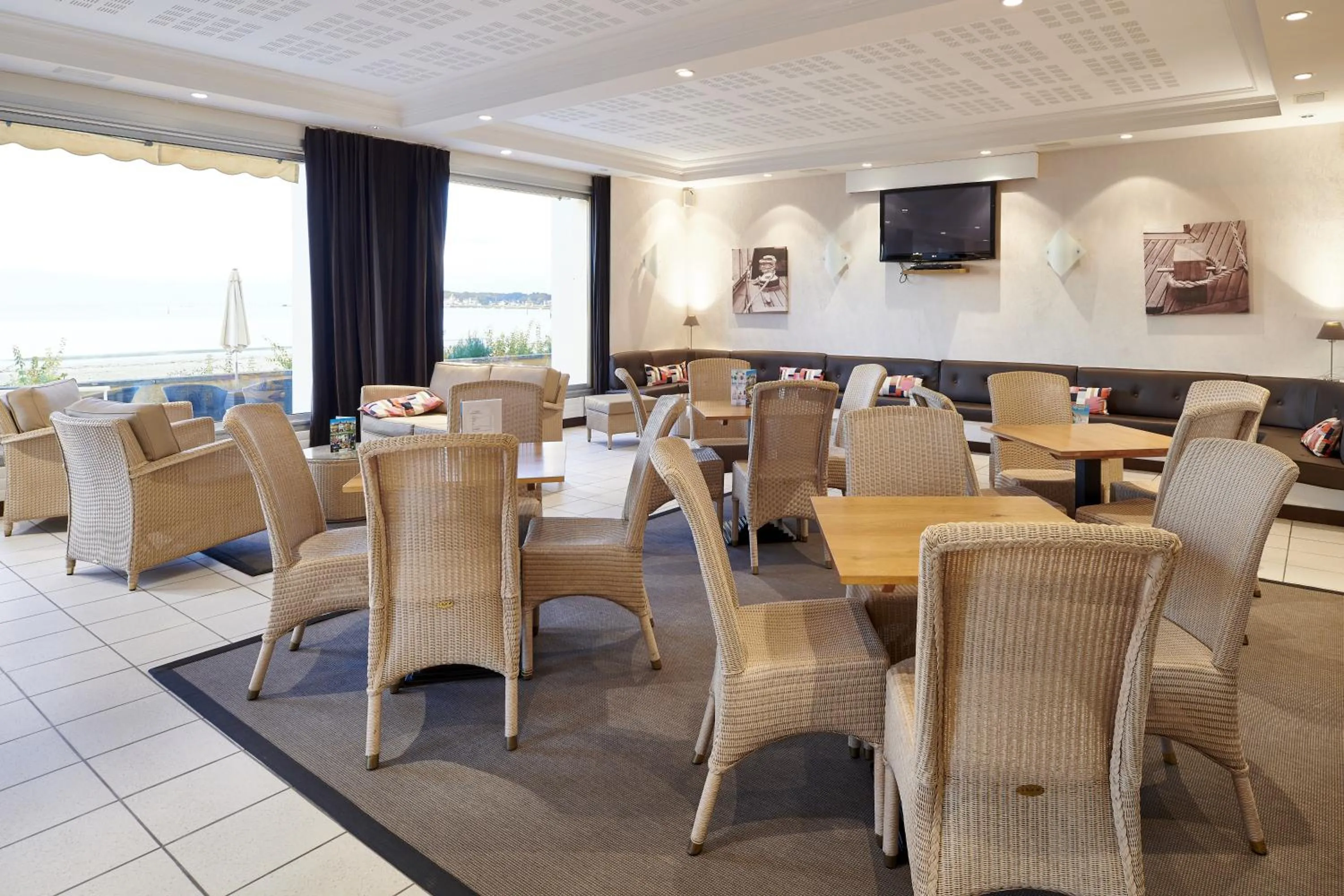 Lounge or bar in Hôtel Vacances Bleues Villa Caroline