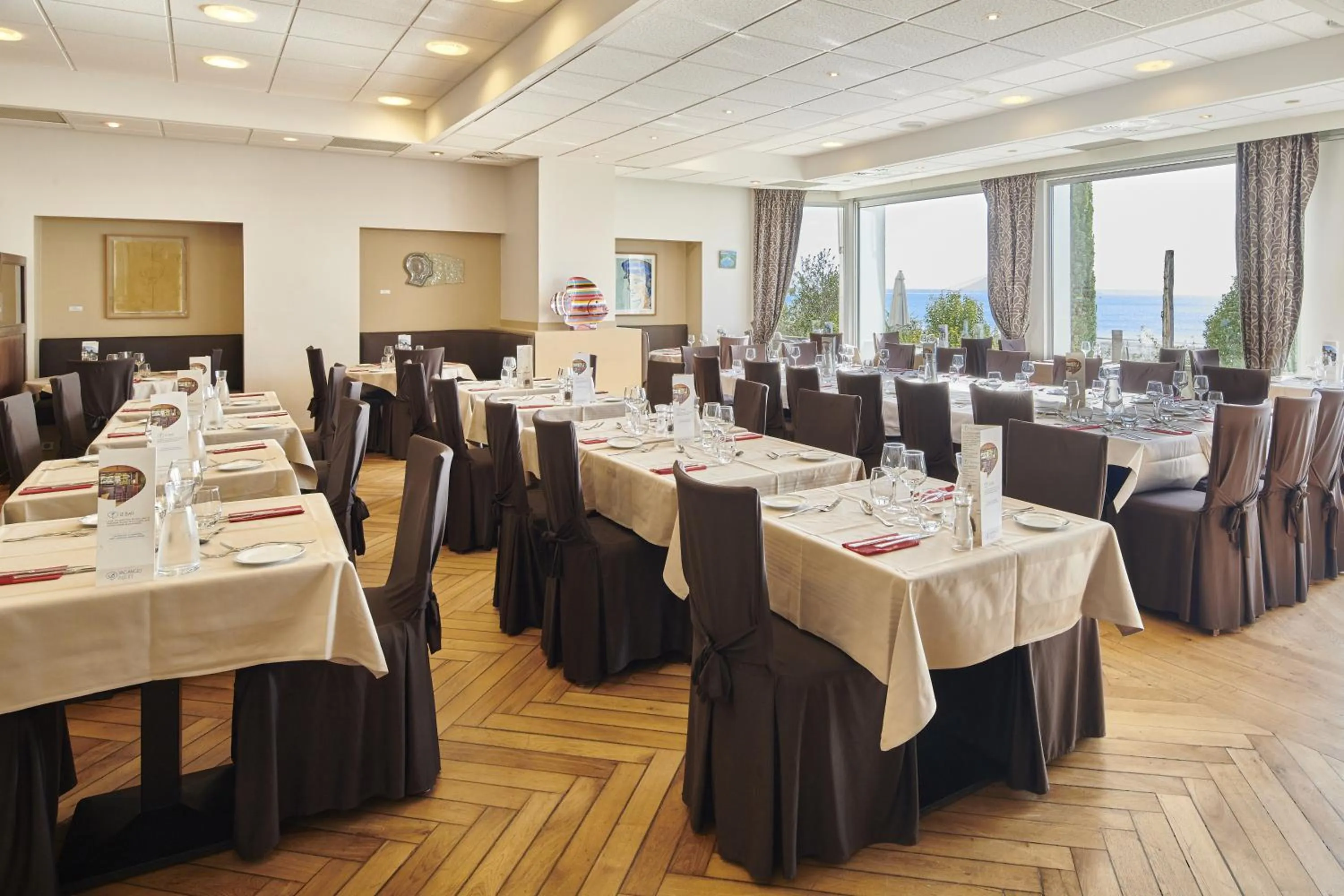 Restaurant/places to eat in Hôtel Vacances Bleues Villa Caroline