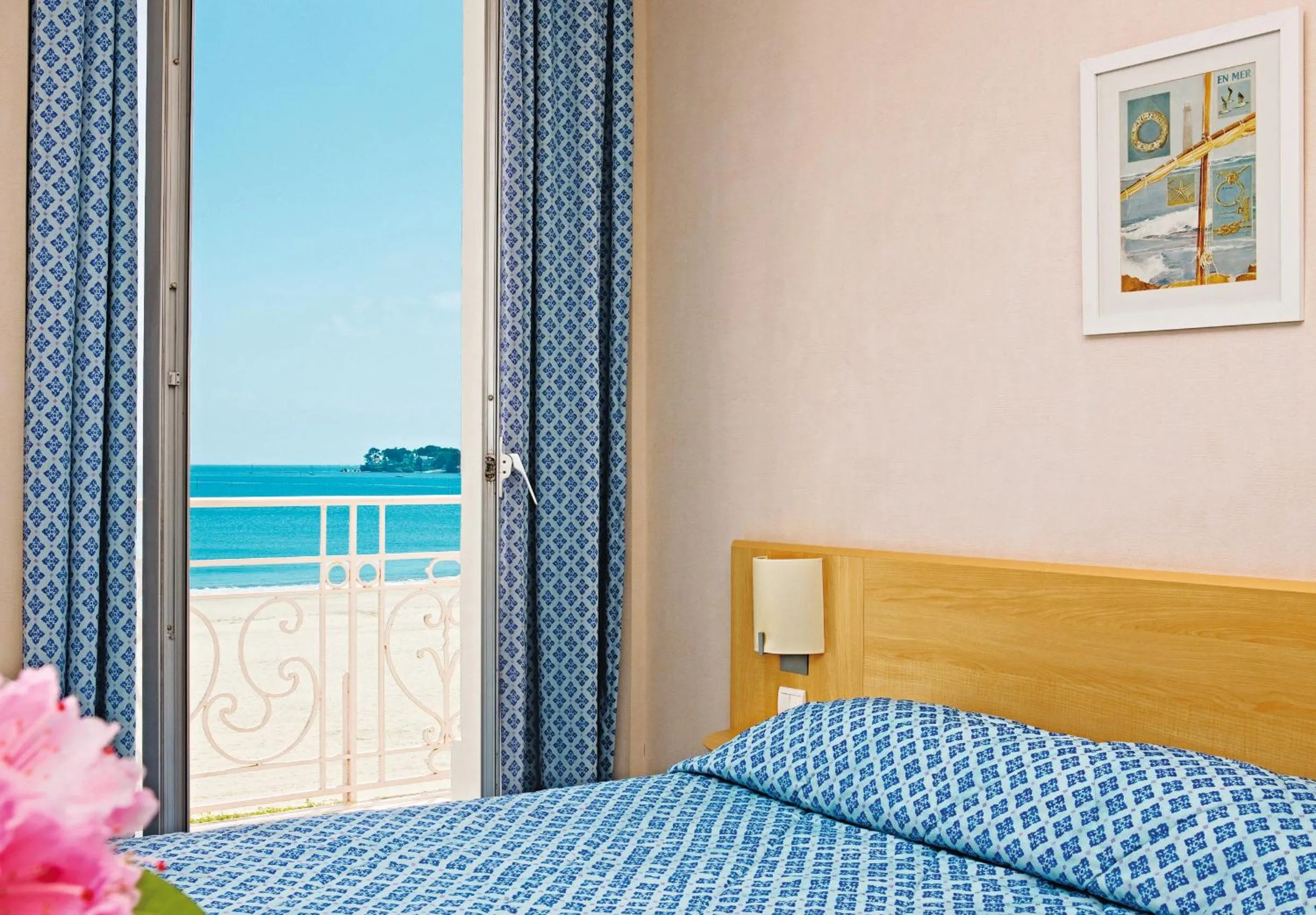 Balcony/Terrace, Bed in Hôtel Vacances Bleues Villa Caroline