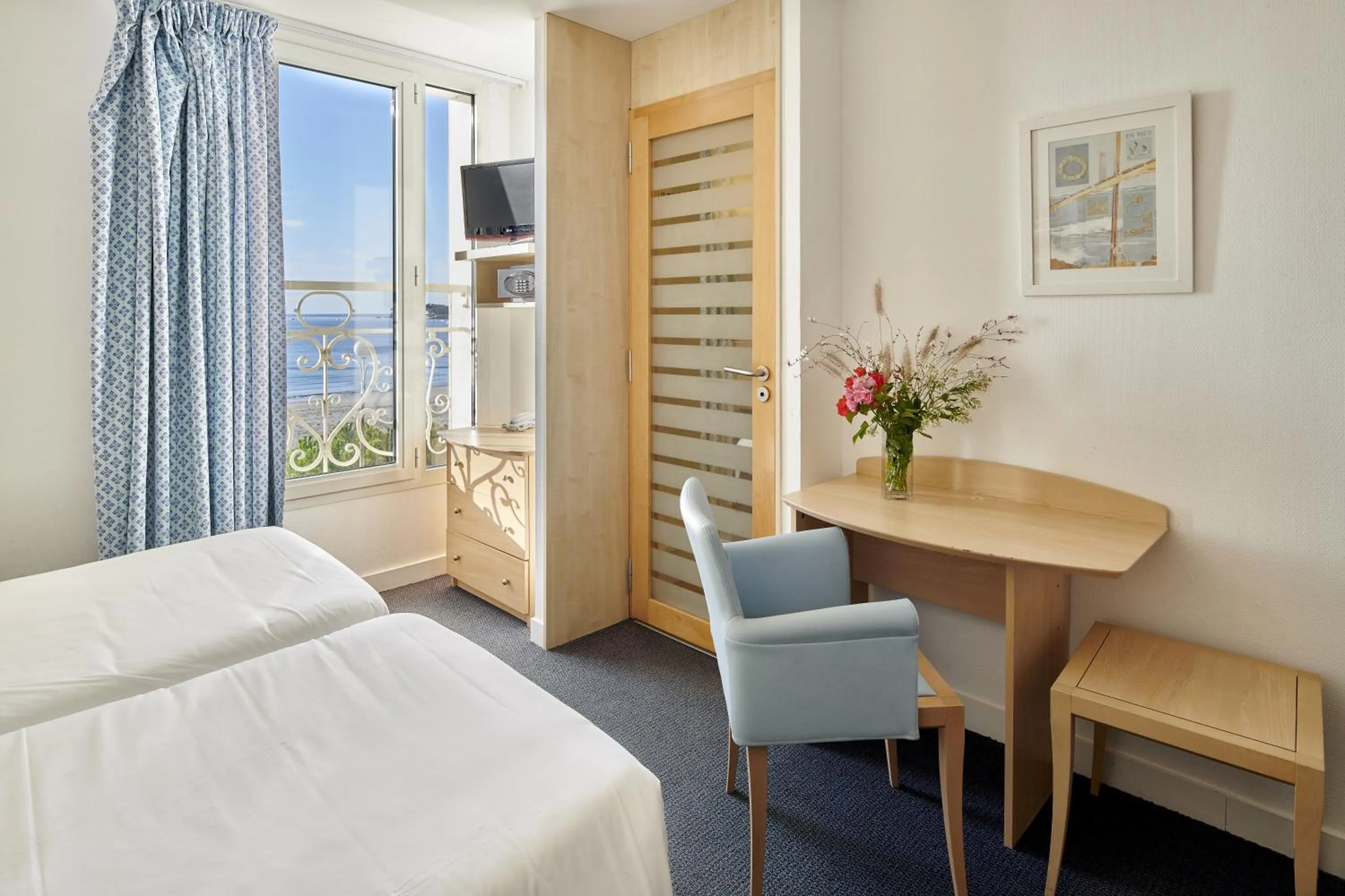 Balcony/Terrace, Bed in Hôtel Vacances Bleues Villa Caroline