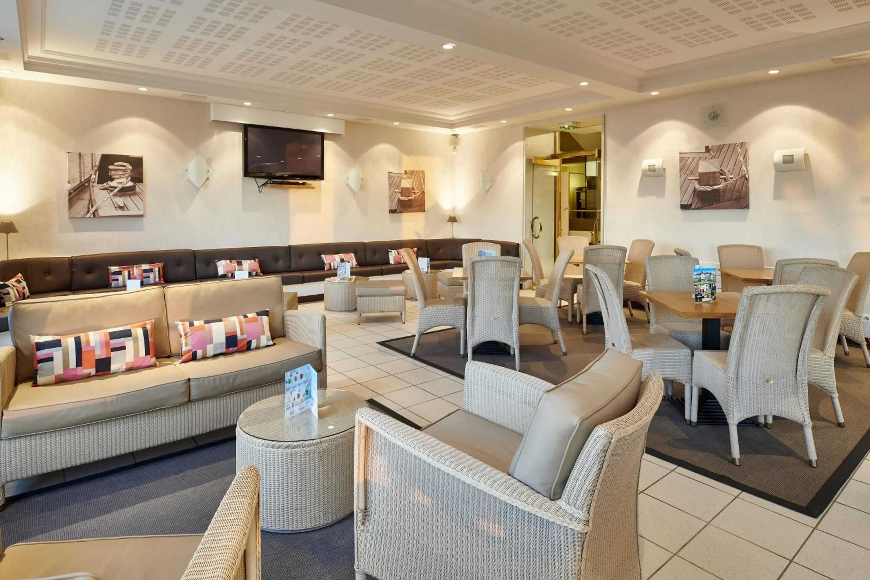 Living room in Hôtel Vacances Bleues Villa Caroline