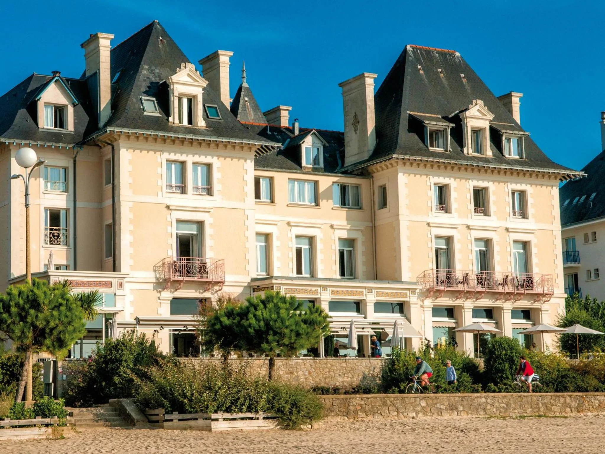 Facade/entrance in Hôtel Vacances Bleues Villa Caroline