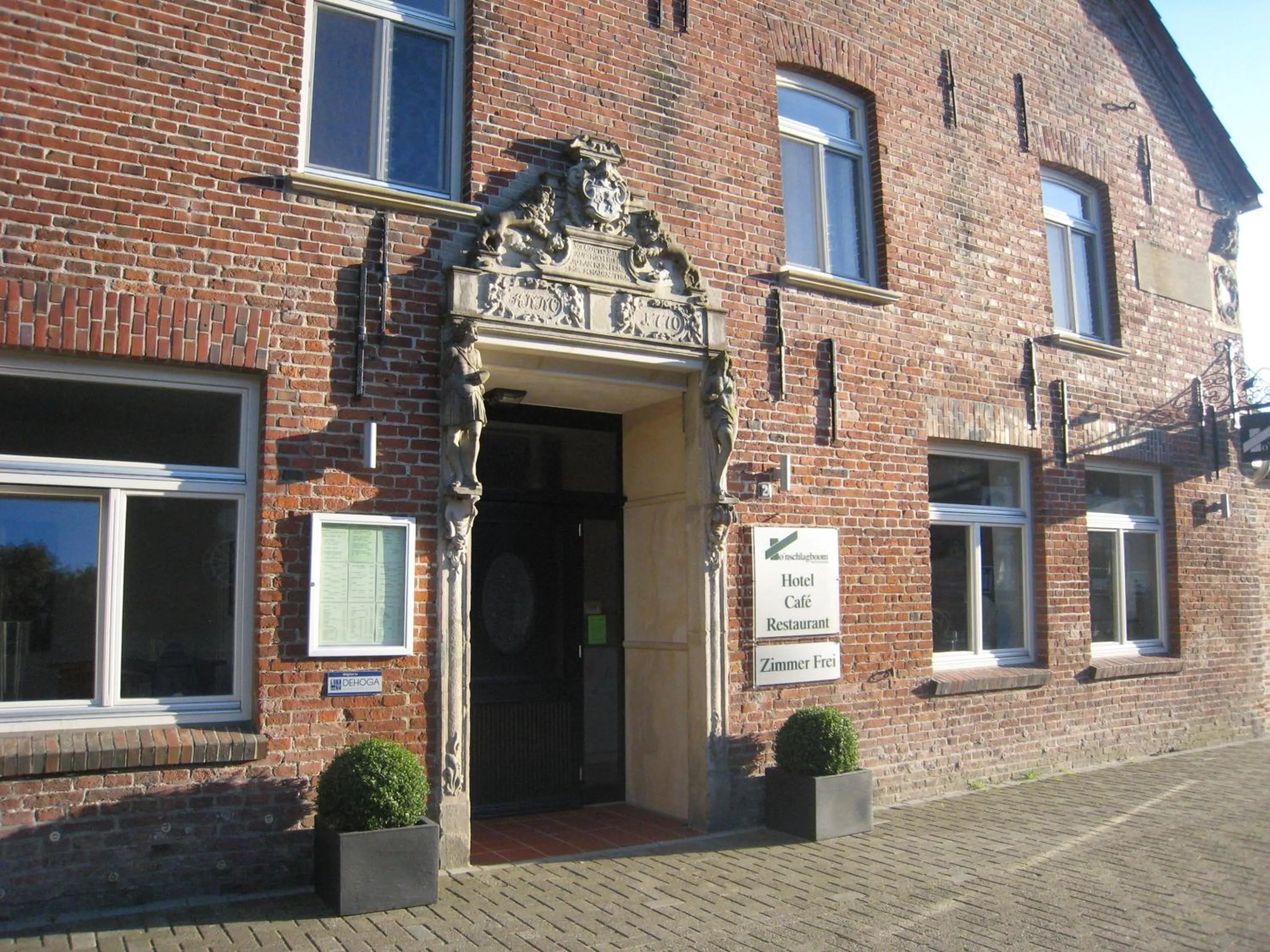 Facade/entrance in To`n Schlagboom