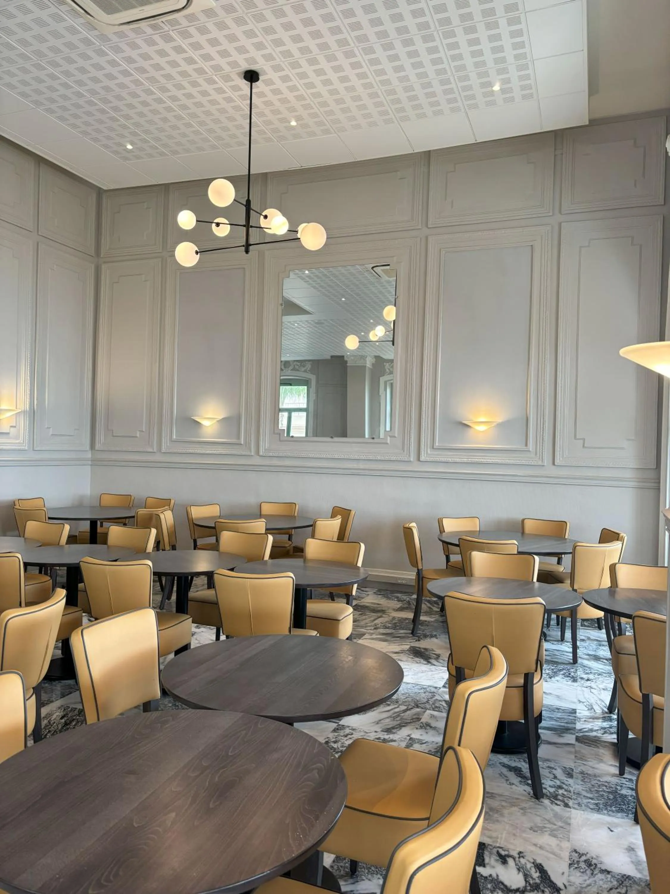 Restaurant/places to eat in Hôtel Vacances Bleues Balmoral