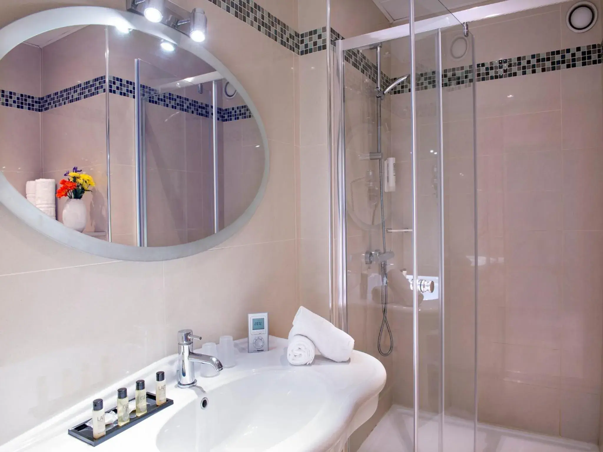 Double Room with Balcony and Sea View in Hôtel Le Royal Promenade des Anglais Double Room with Balcony and Sea View in Hôtel Le Royal Promenade des Anglais