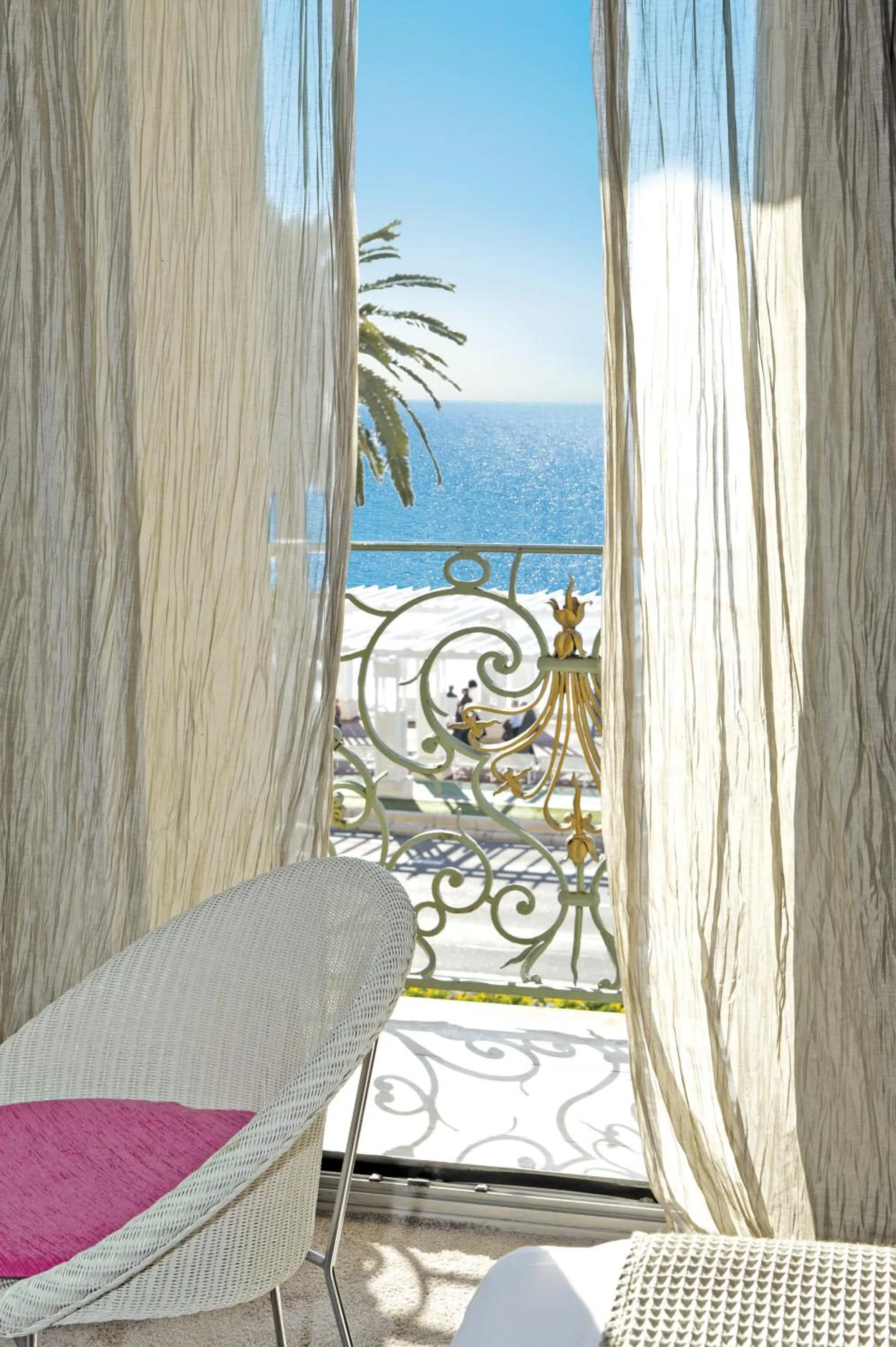 Bedroom in Hôtel Le Royal Promenade des Anglais