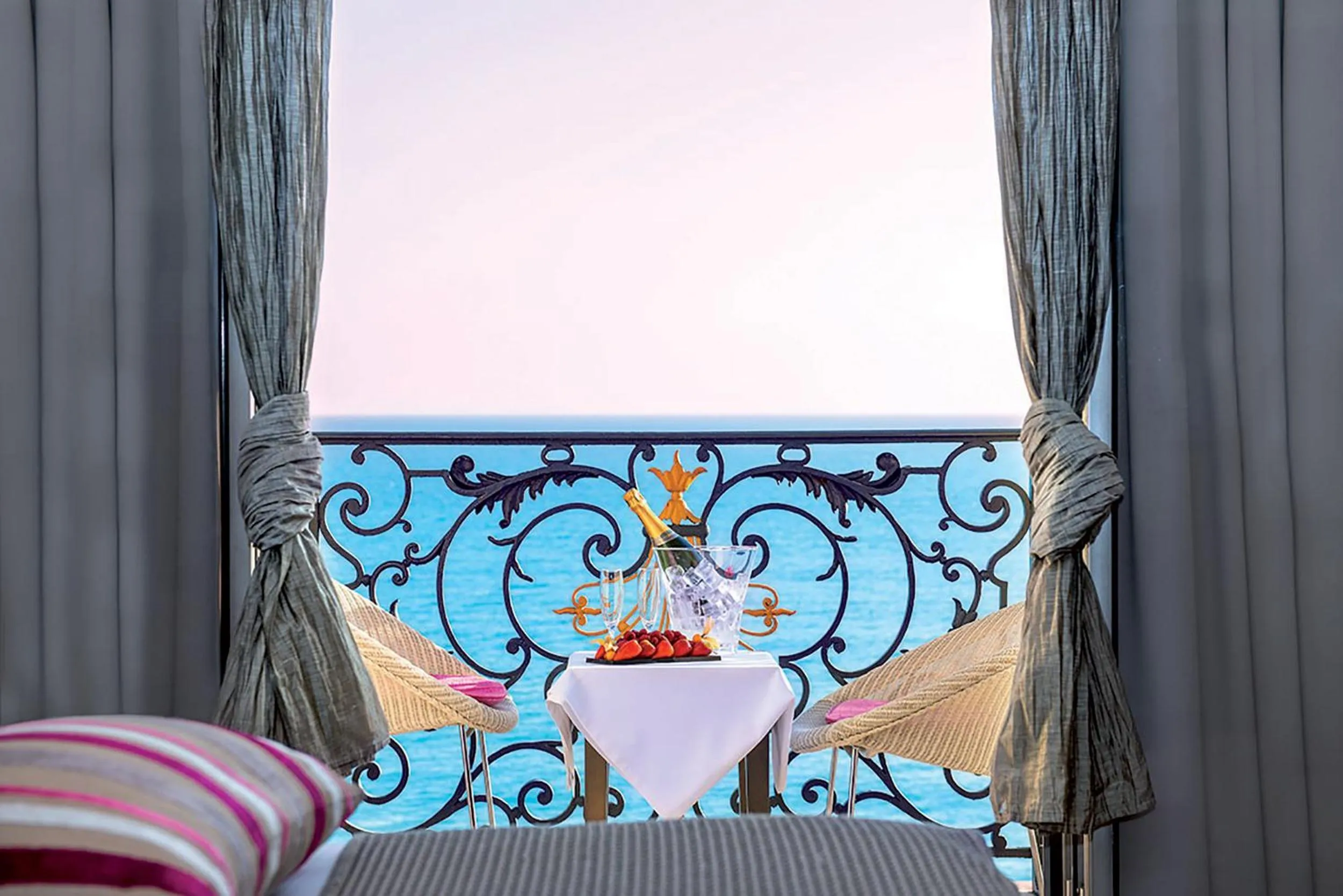 Bedroom in Hôtel Le Royal Promenade des Anglais