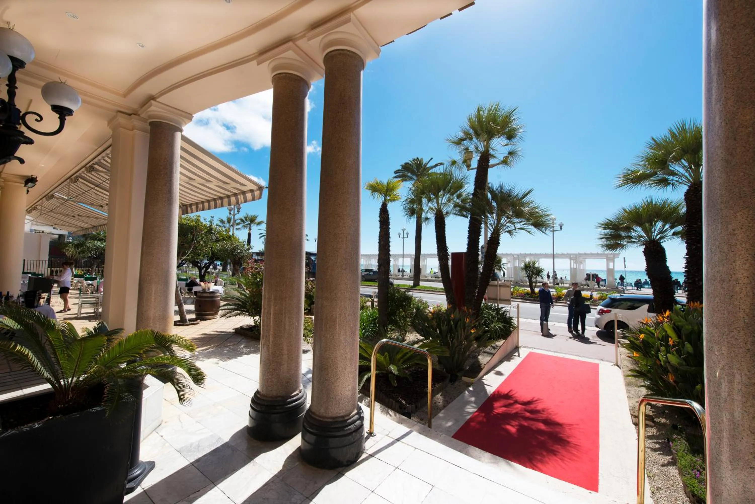 Facade/entrance in Hôtel Le Royal Promenade des Anglais