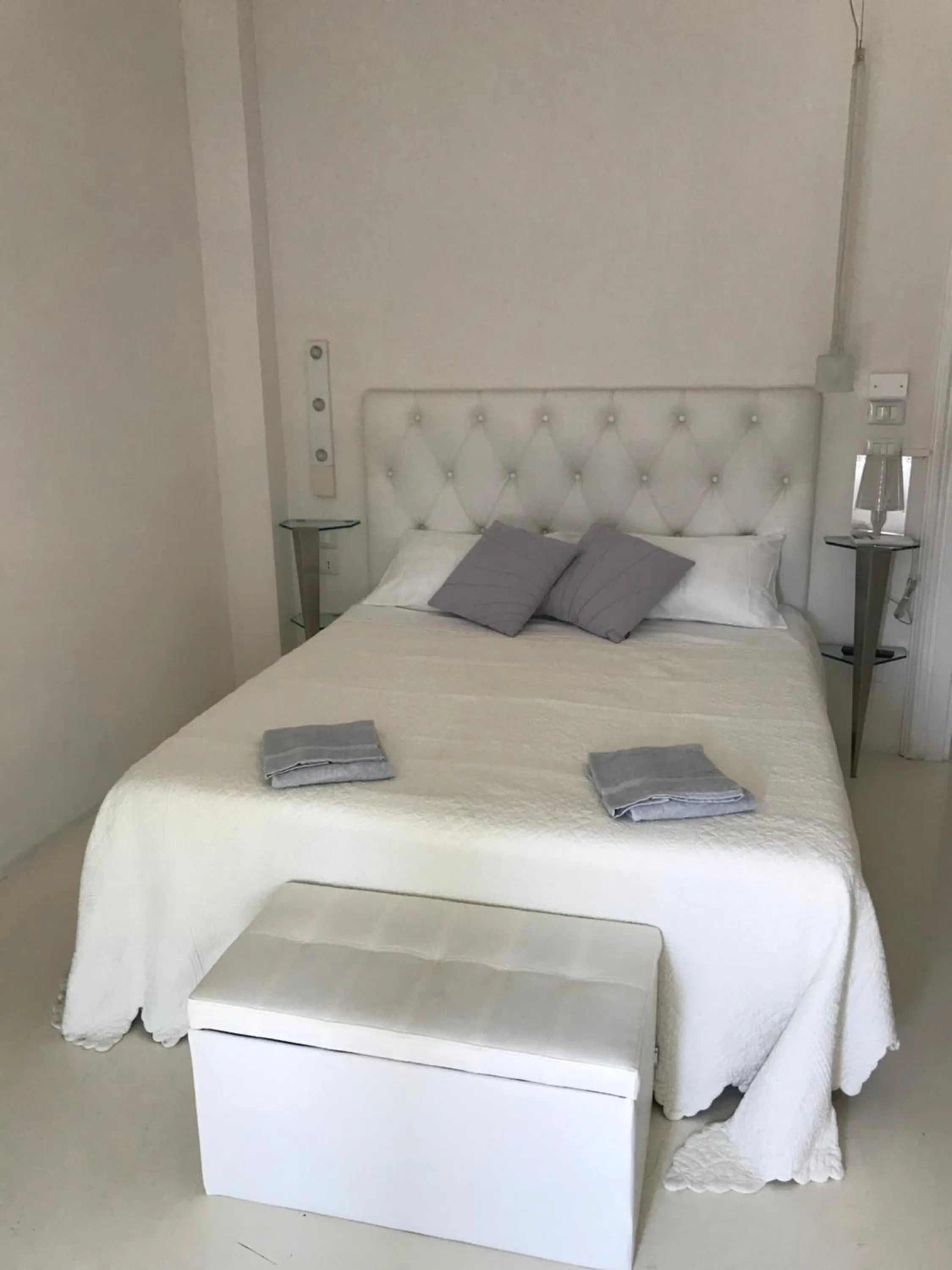 Photo of the whole room, Bed in Domus Dotta