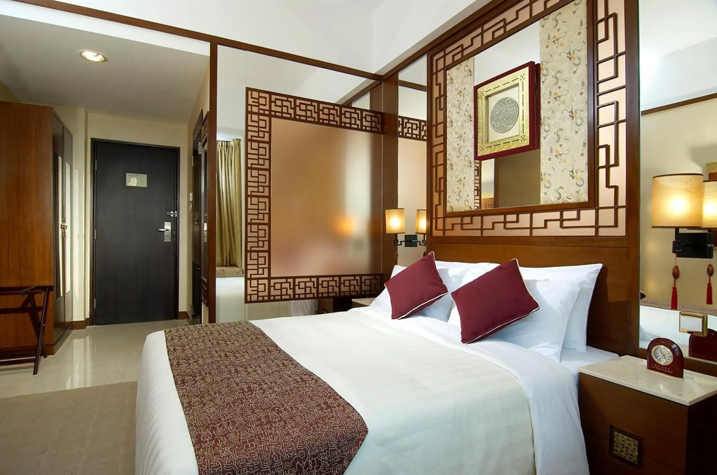 Mountain View Room in Lan Kwai Fong Hotel - Kau U Fong Mountain View Room in Lan Kwai Fong Hotel - Kau U Fong