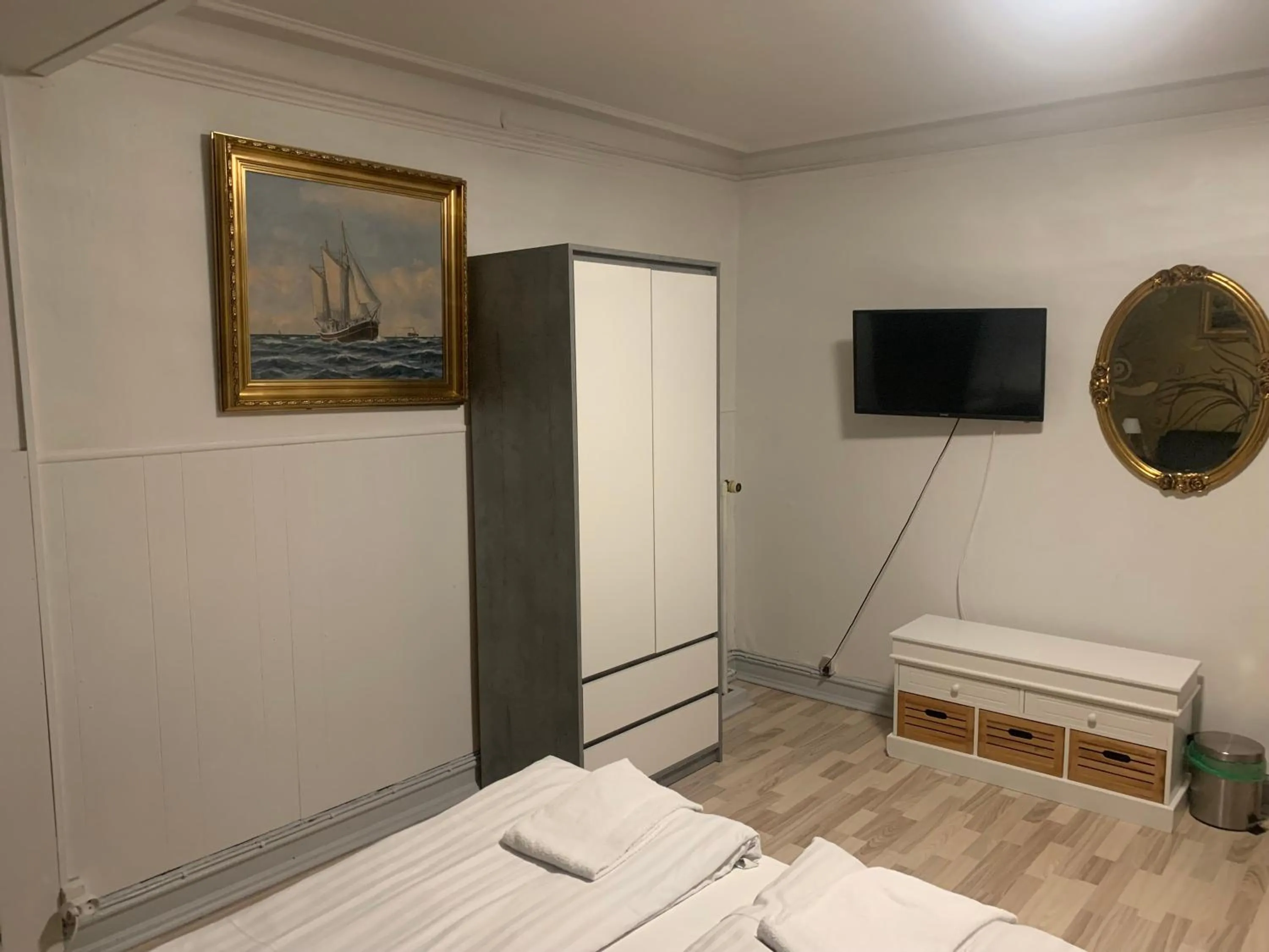 wardrobe, Bed in HotelPandekagehuset B&B