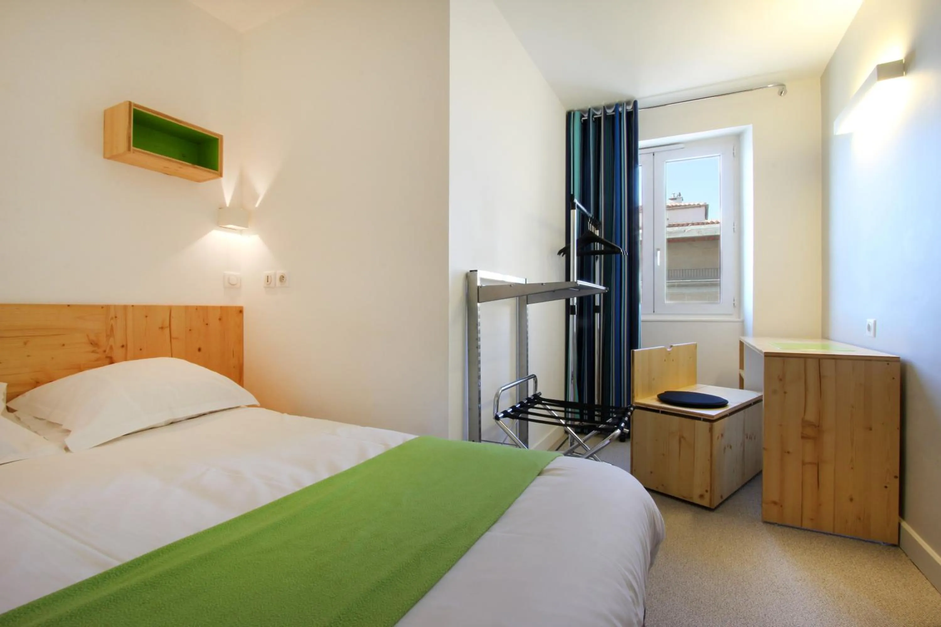 Photo of the whole room, Bed in Hôtel Hermès