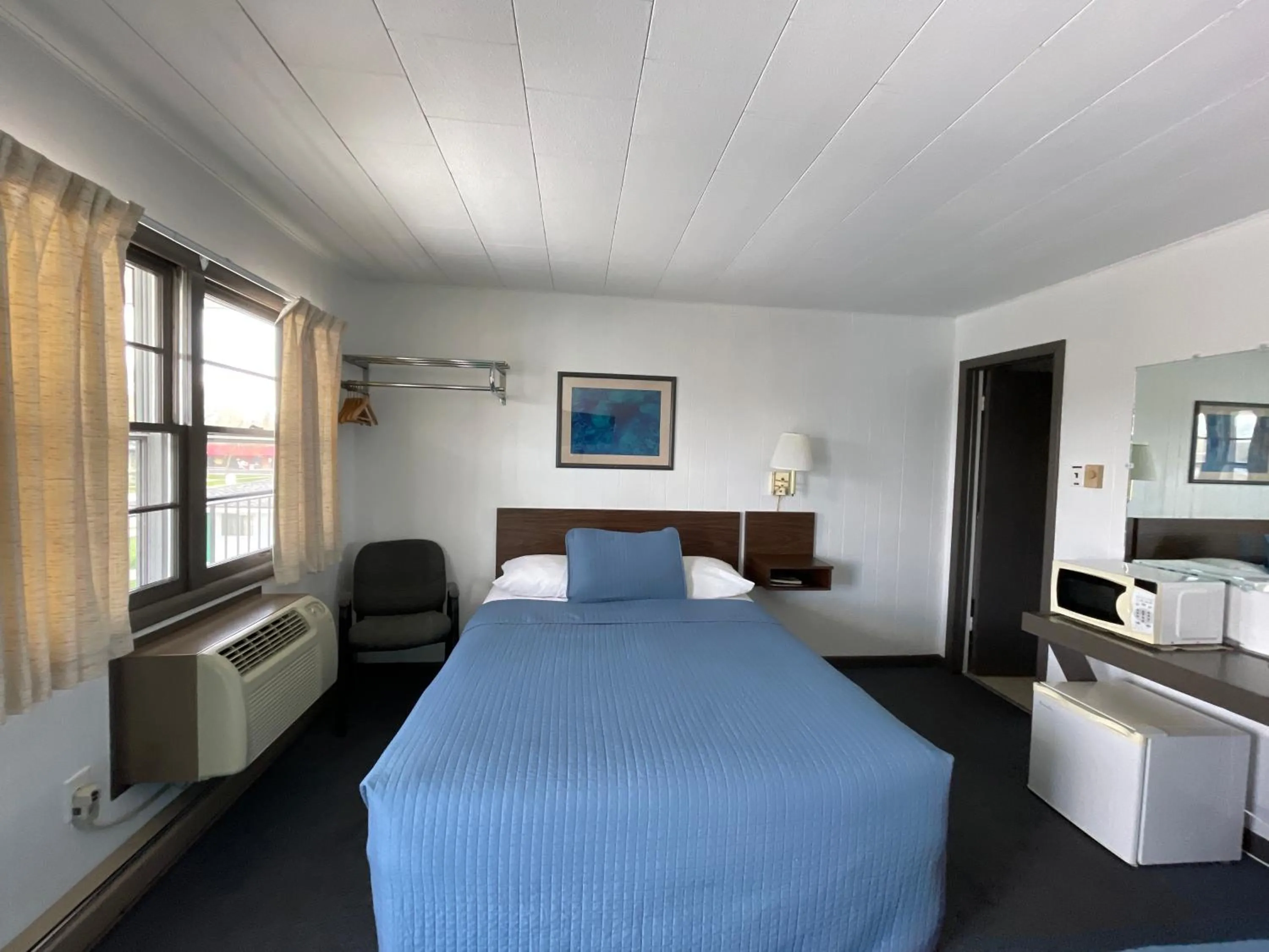 Colonial motel