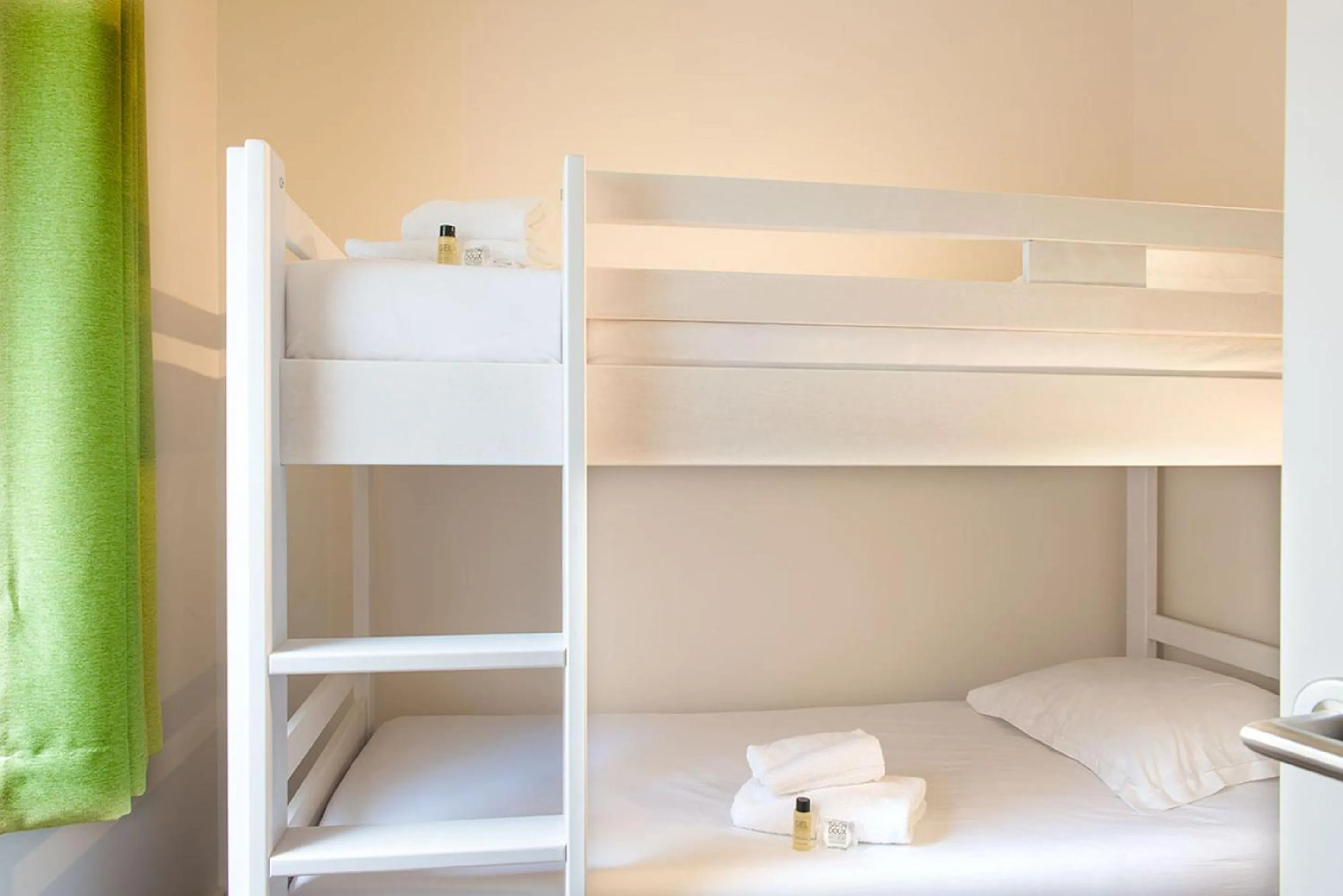 Bedroom, Bed in Hôtel Vacances Bleues Delcloy