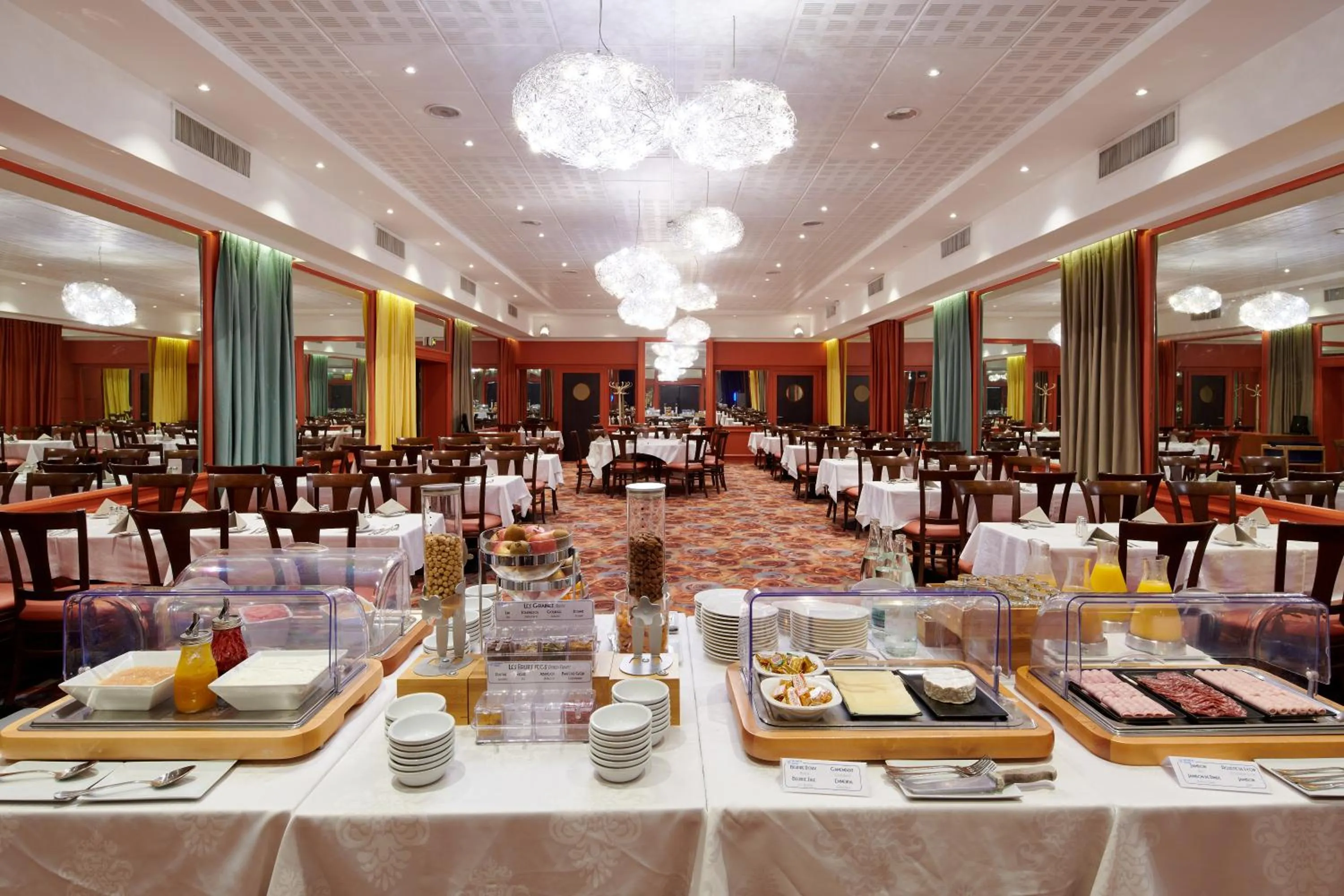 Buffet breakfast in Hotel Vacances Bleues Provinces Opera
