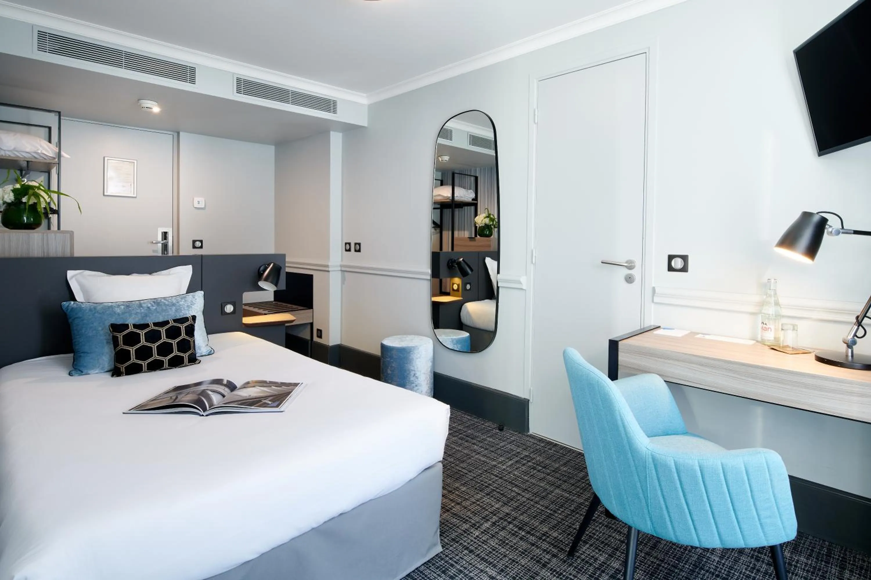 Bedroom, Bed in Hotel Vacances Bleues Provinces Opera