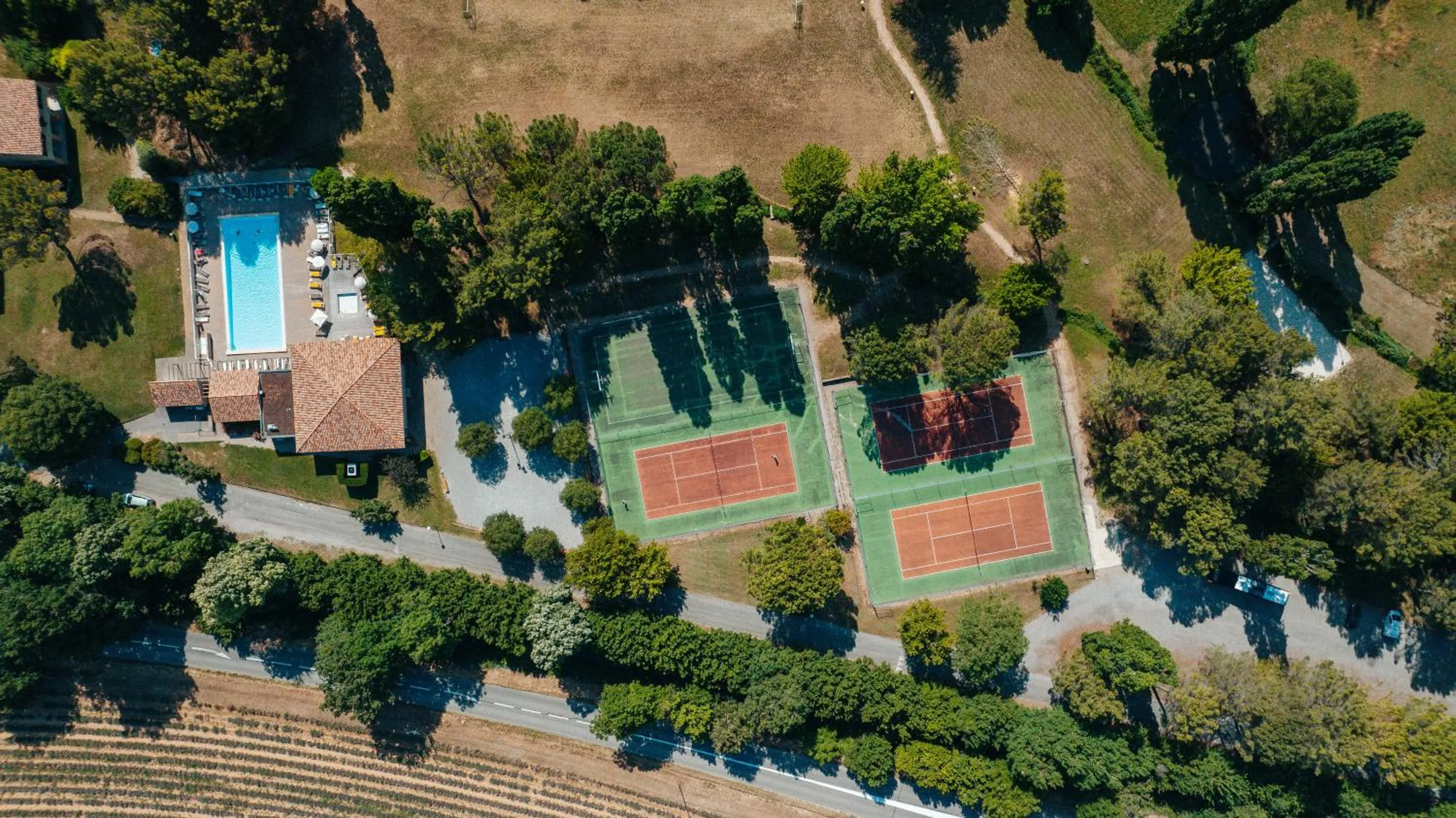 Tennis court in Club Vacances Bleues Domaine de Château Laval