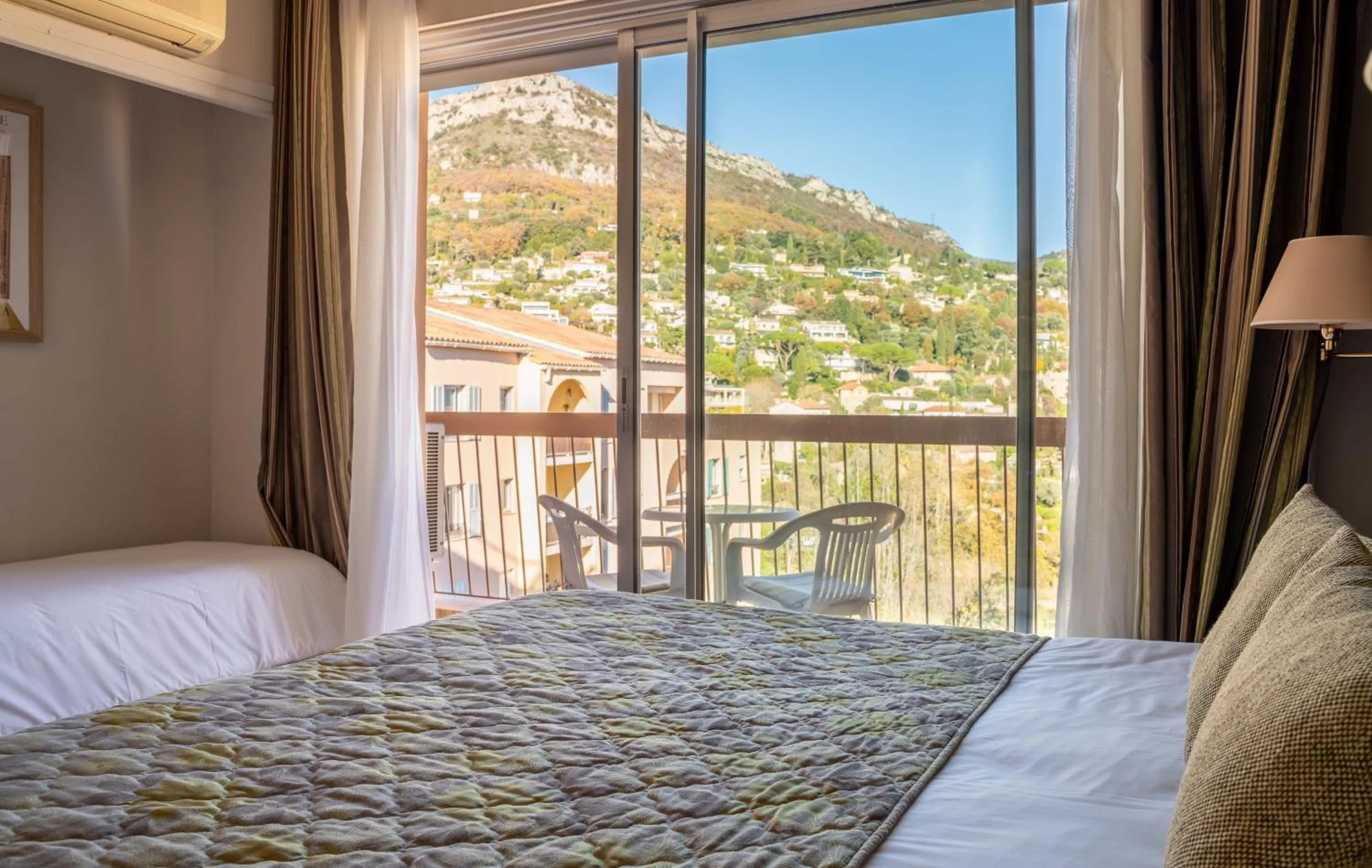 Bed in Logis Hotel Diana