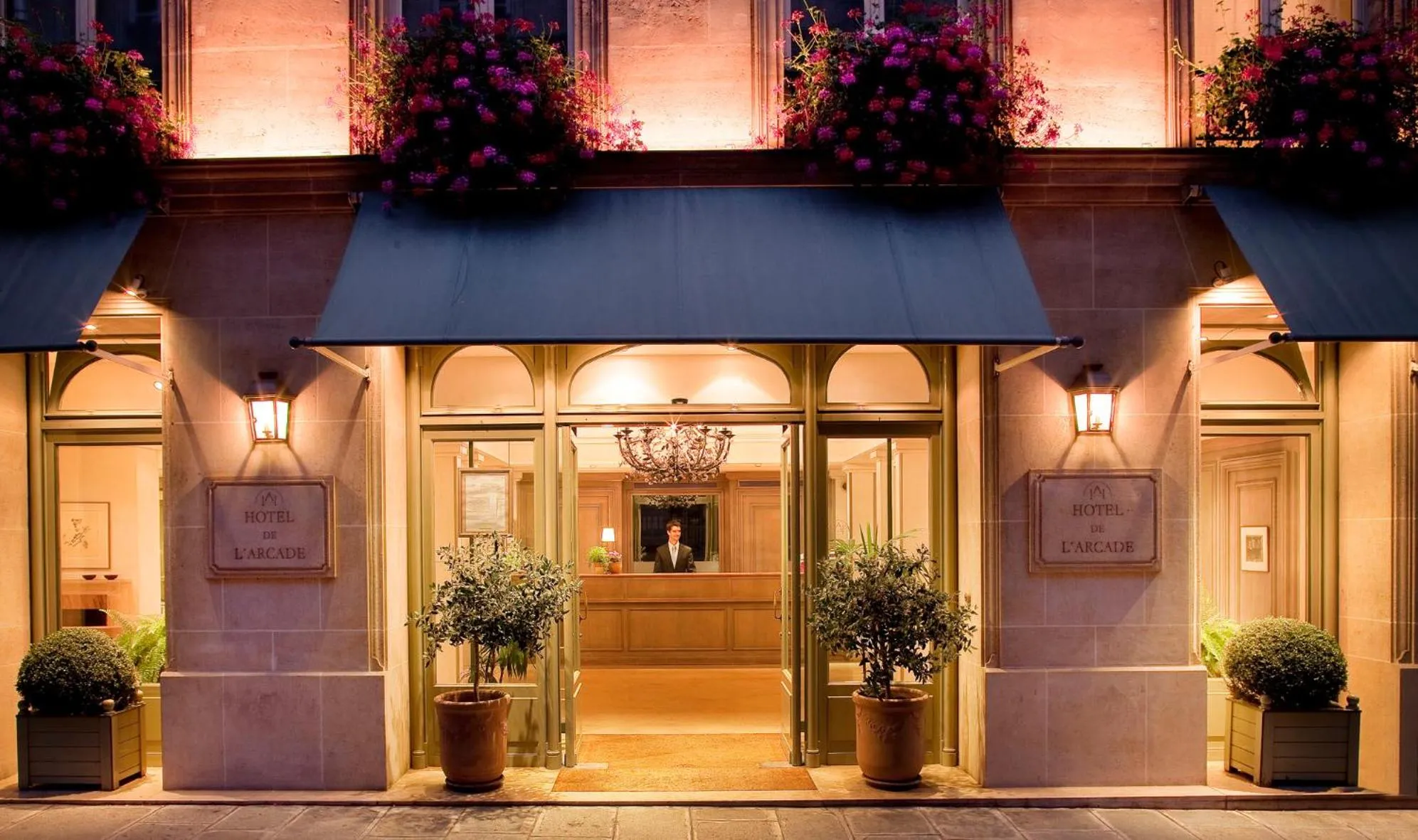 Facade/entrance in Hôtel De l'Arcade