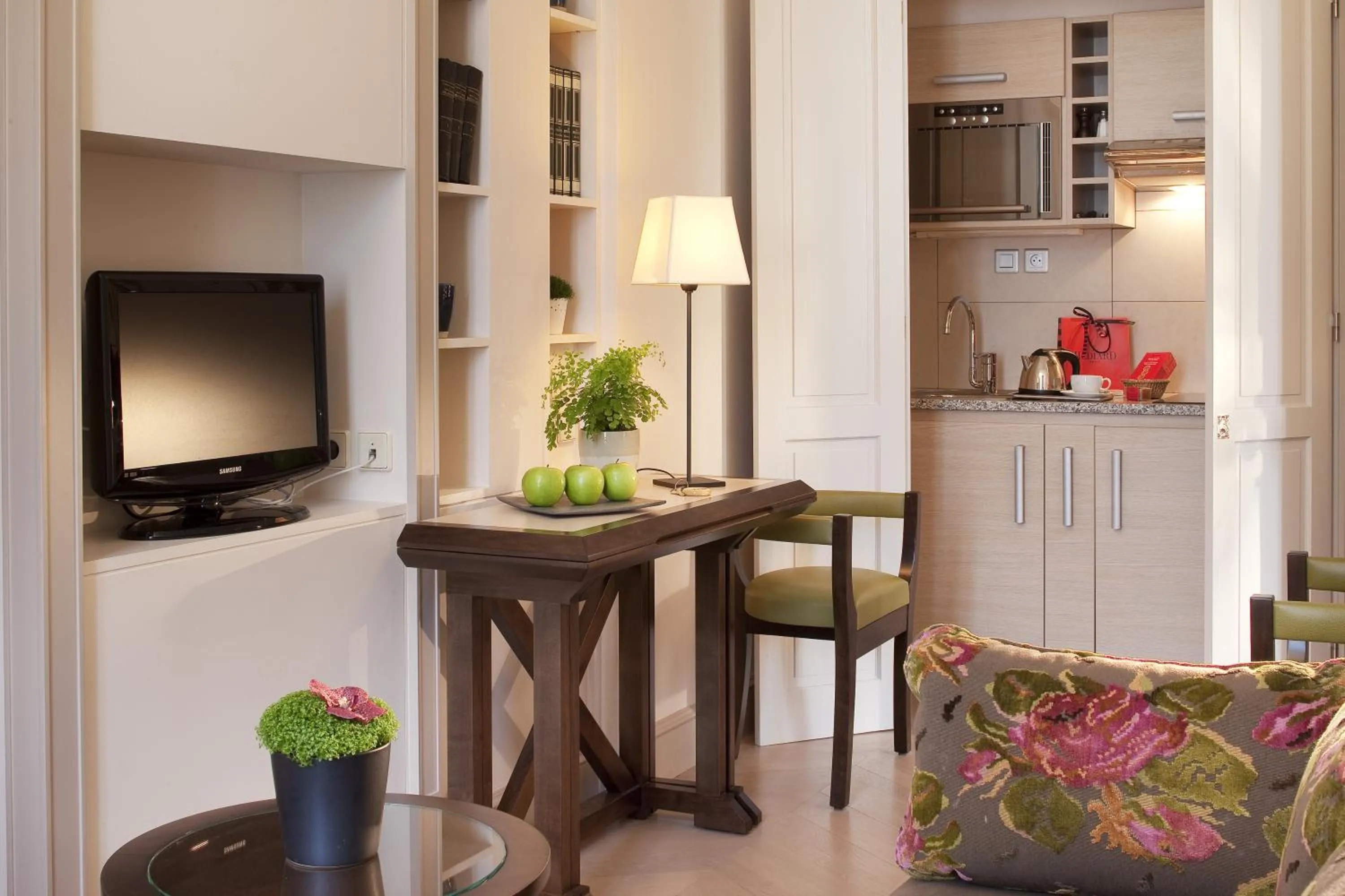 Kitchen or kitchenette in Hôtel De l'Arcade