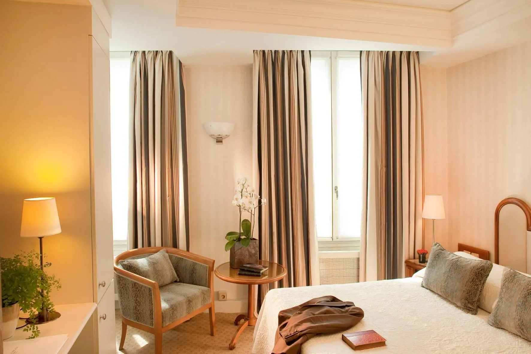 Photo of the whole room, Bed in Hôtel De l'Arcade