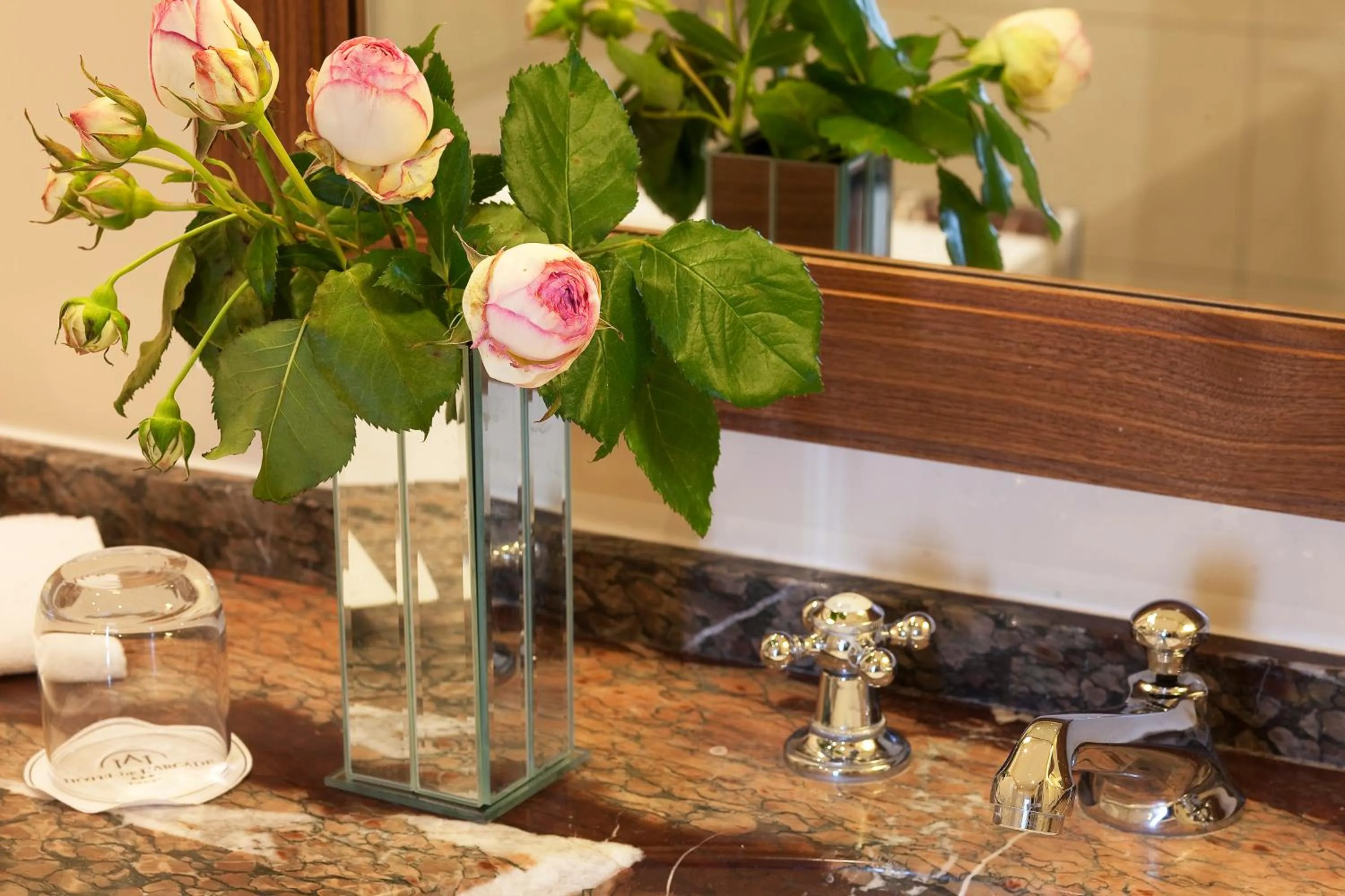 Double room with connecting door in Hôtel De l'Arcade