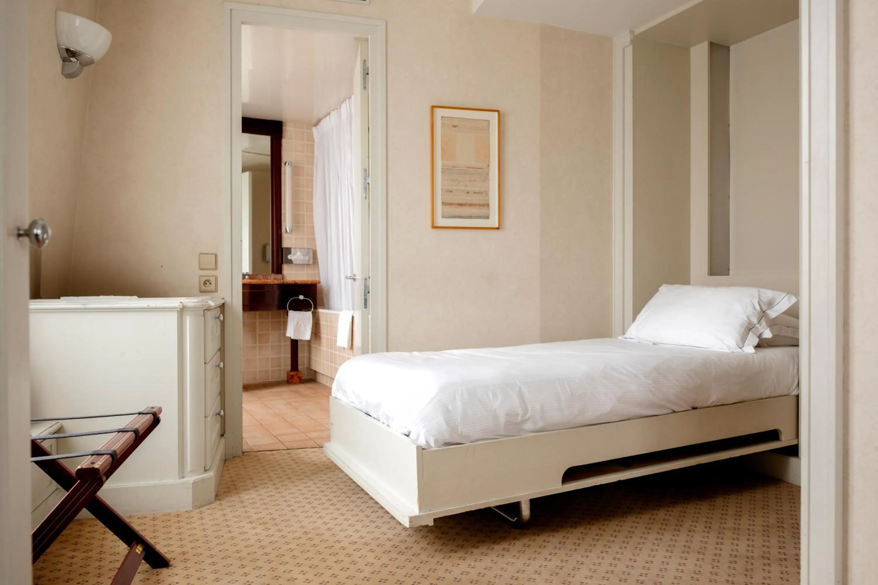 Bed in Hôtel De l'Arcade