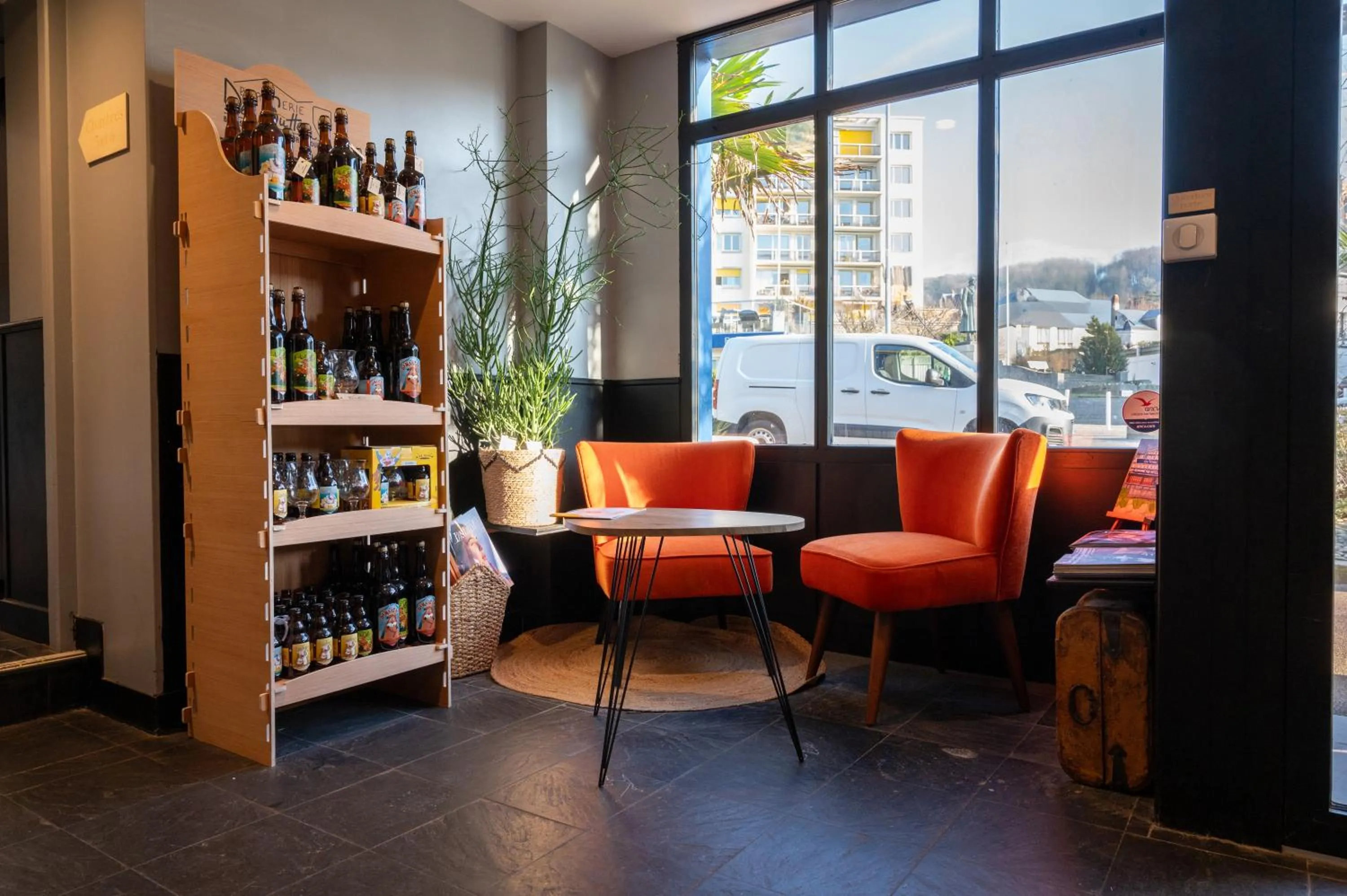 Lobby or reception in LOGIS HOTEL - La Petite Rade