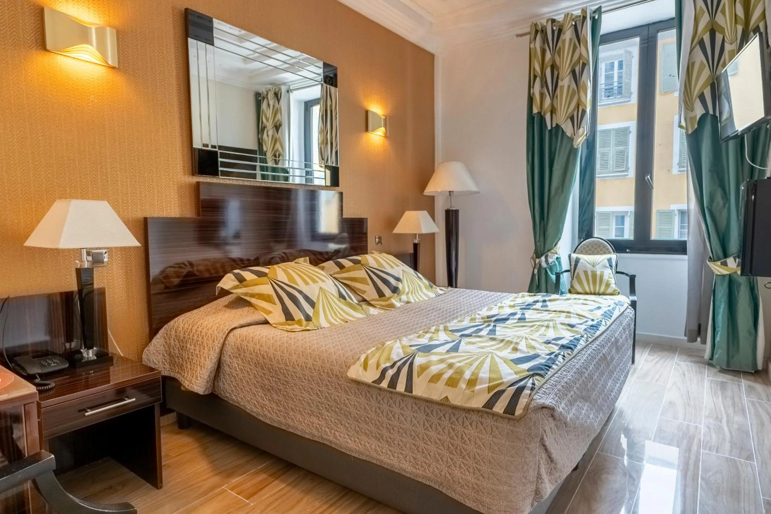 Bed in Hotel Le Meurice