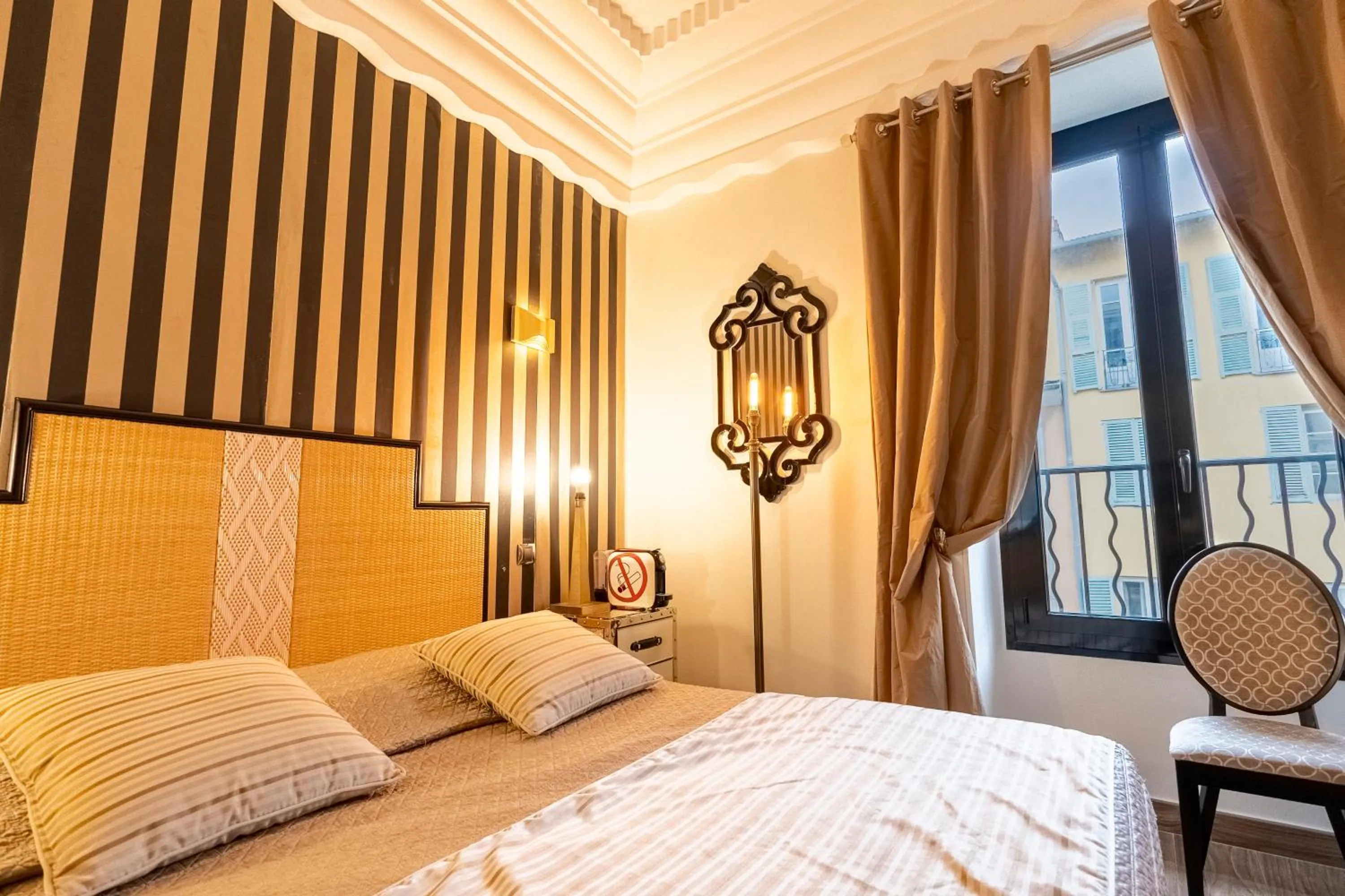 Bed in Hotel Le Meurice