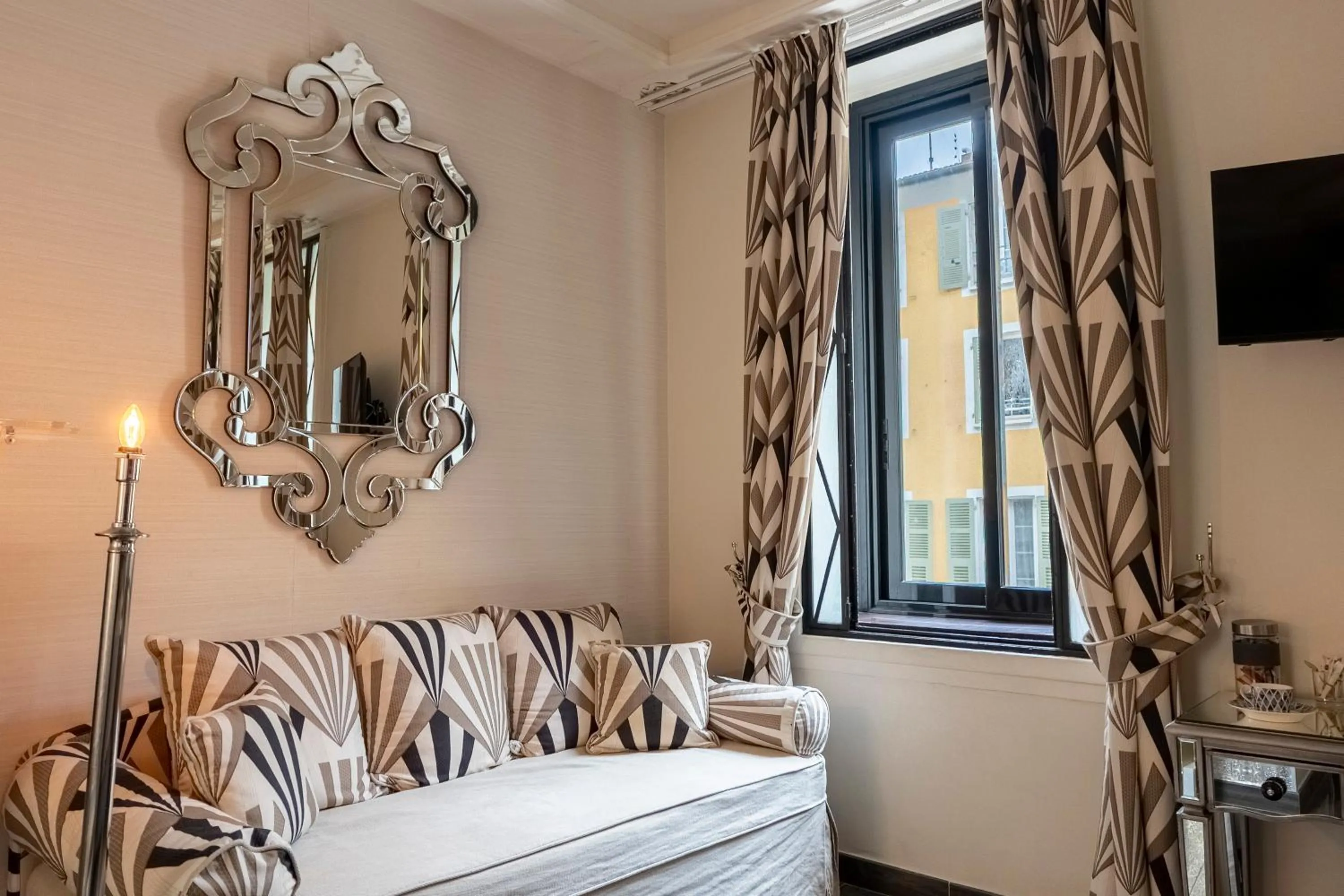 Bed in Hotel Le Meurice