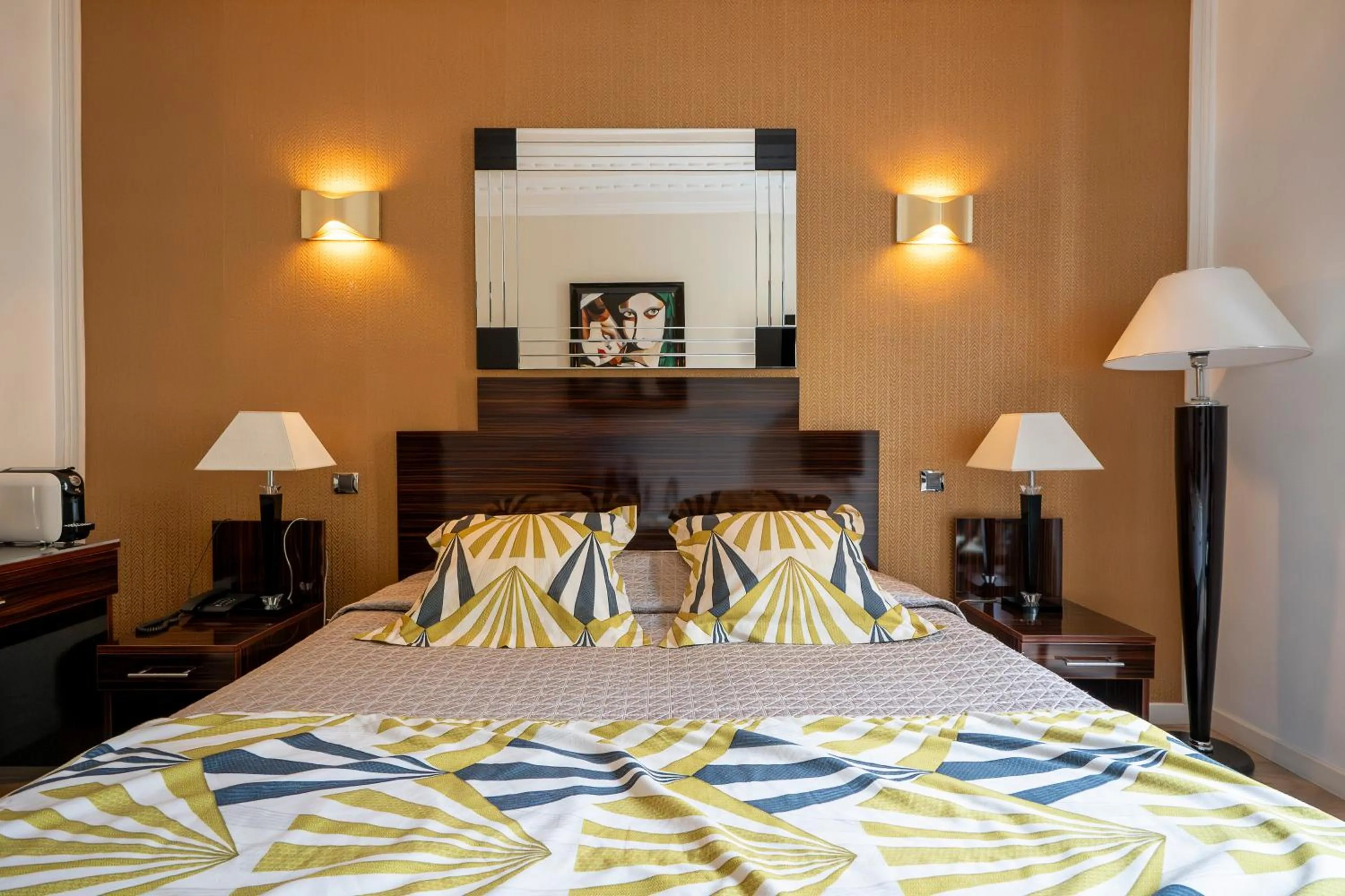 Bed in Hotel Le Meurice