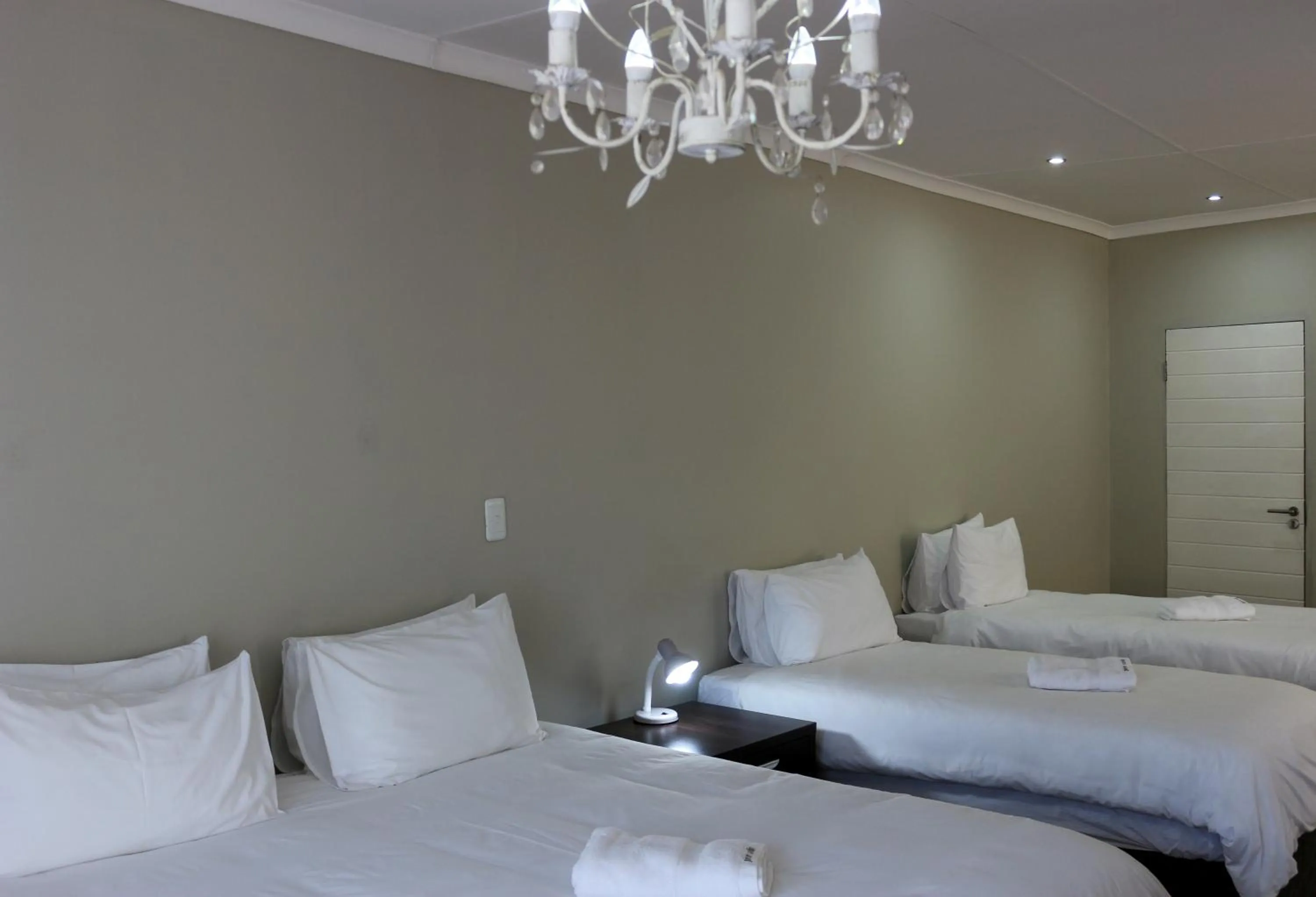 Bed in Luxury Heights Guesthouse- Pool under renovation