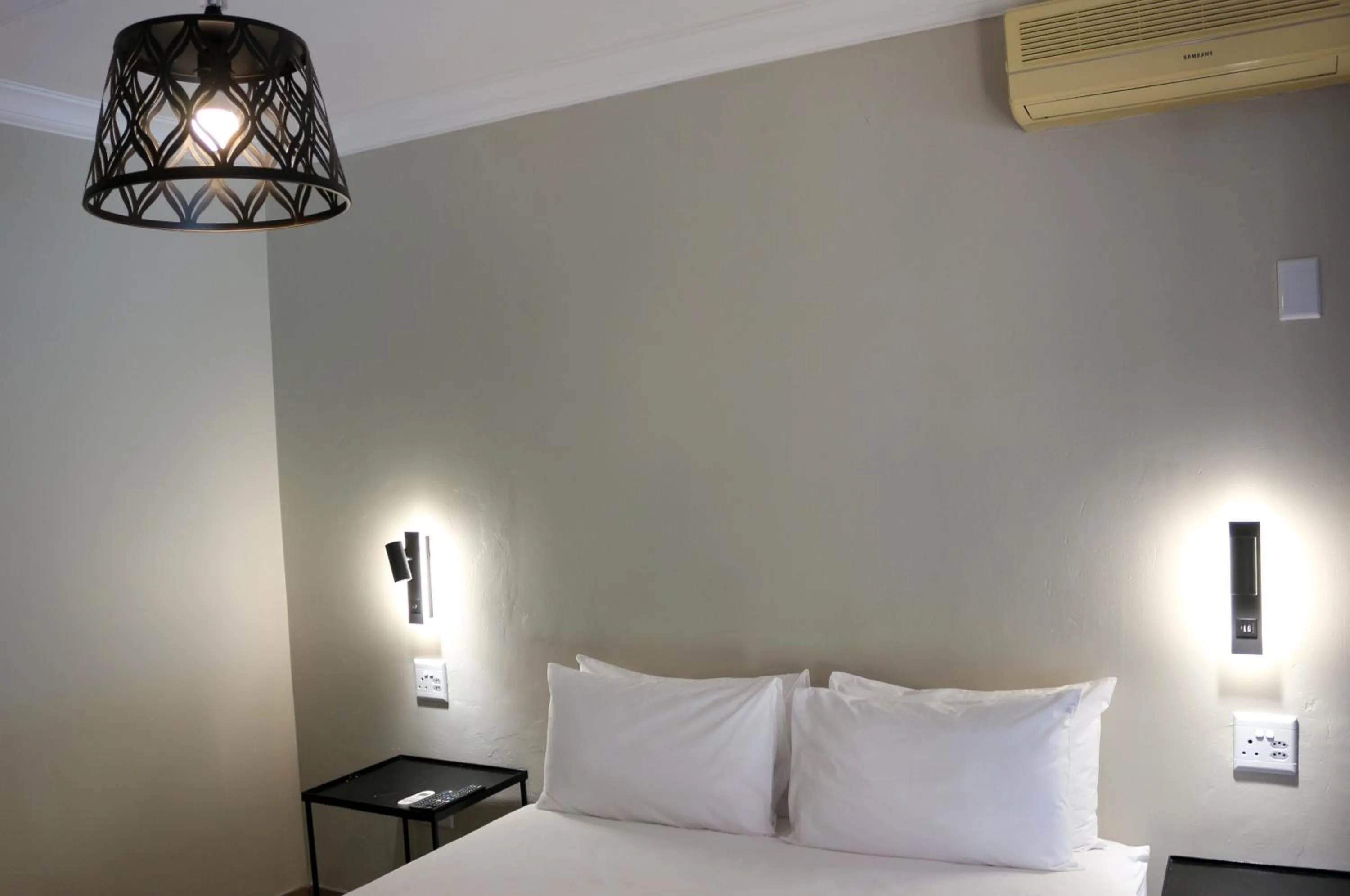 Bed in Luxury Heights Guesthouse- Pool under renovation