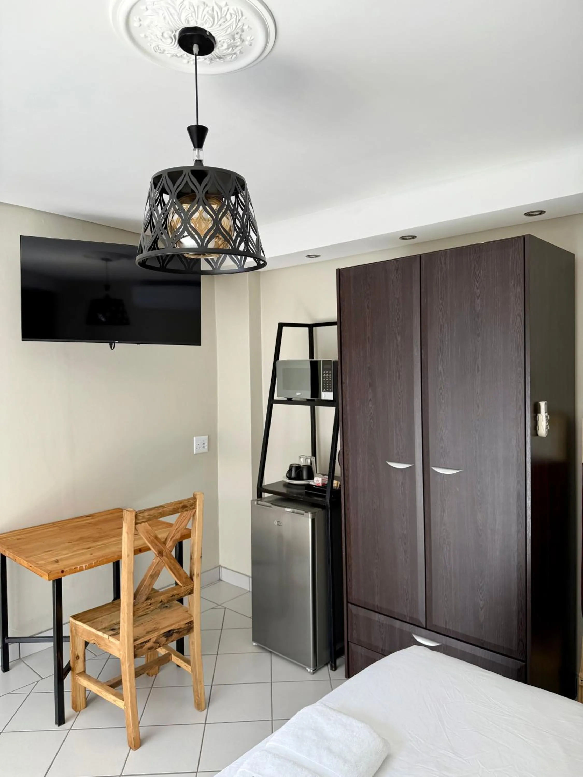 Bed in Luxury Heights Guesthouse- Pool under renovation