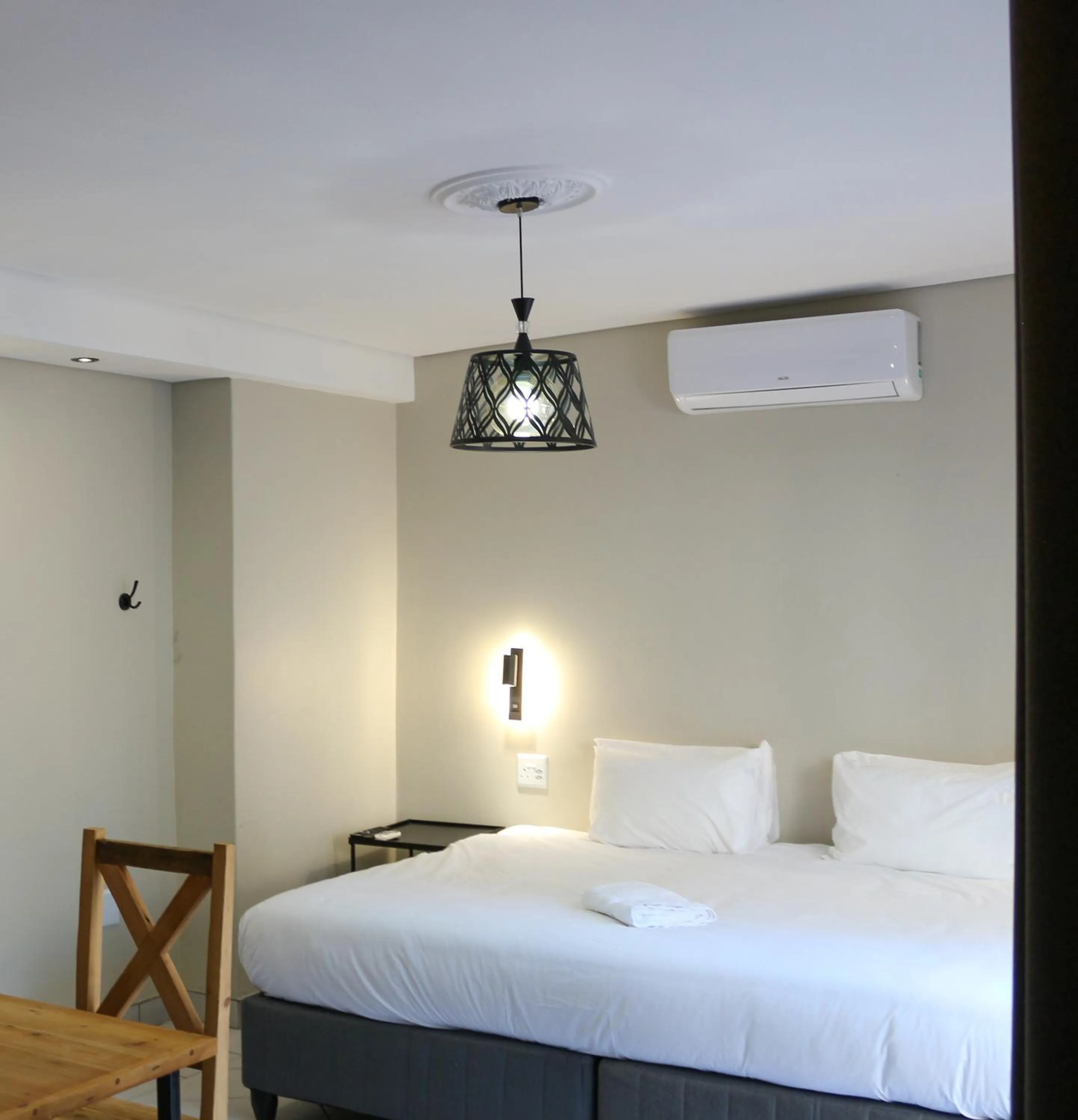 Bed in Luxury Heights Guesthouse- Pool under renovation