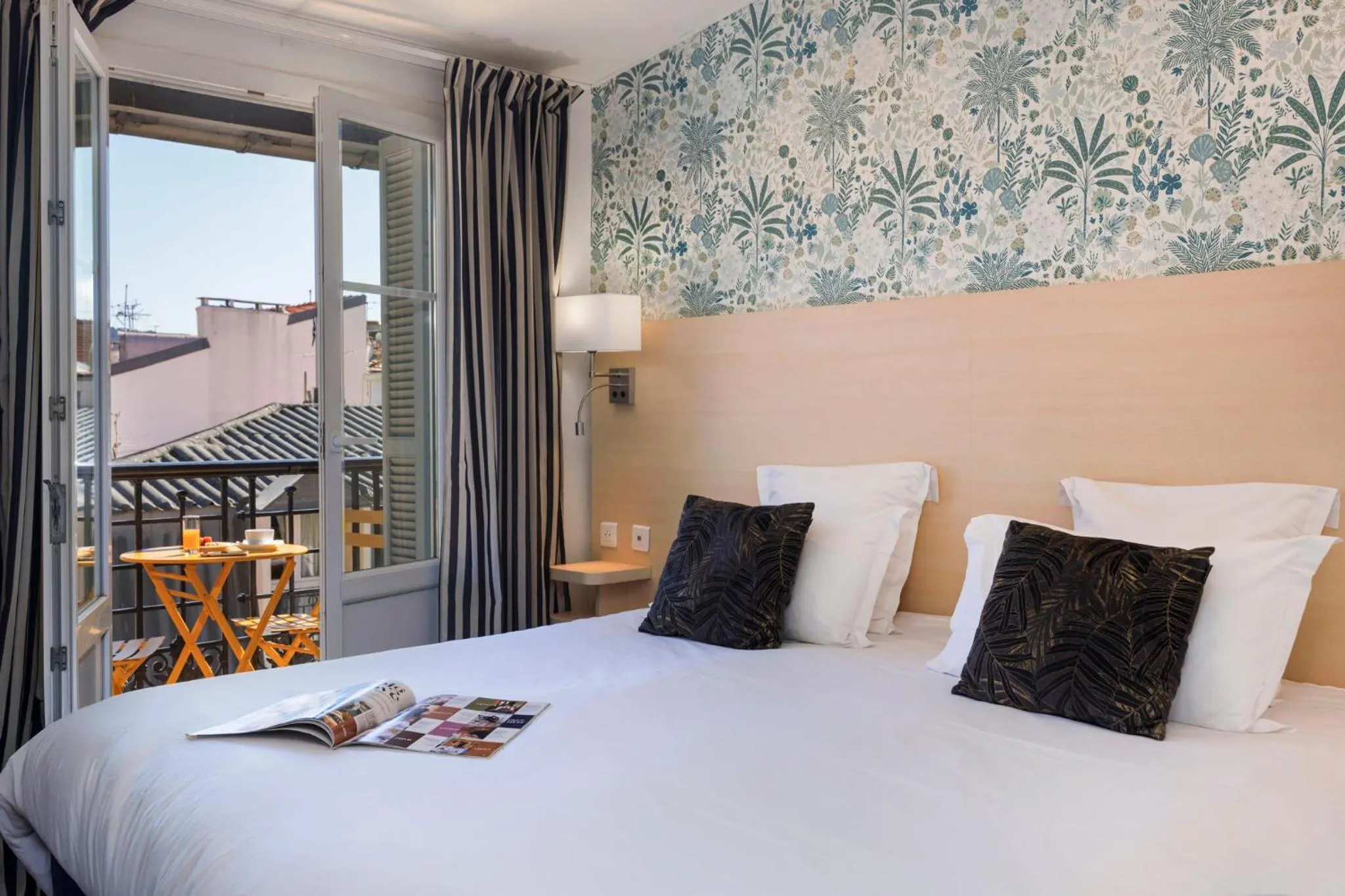 View (from property/room), Bed in Hotel Khla Nice