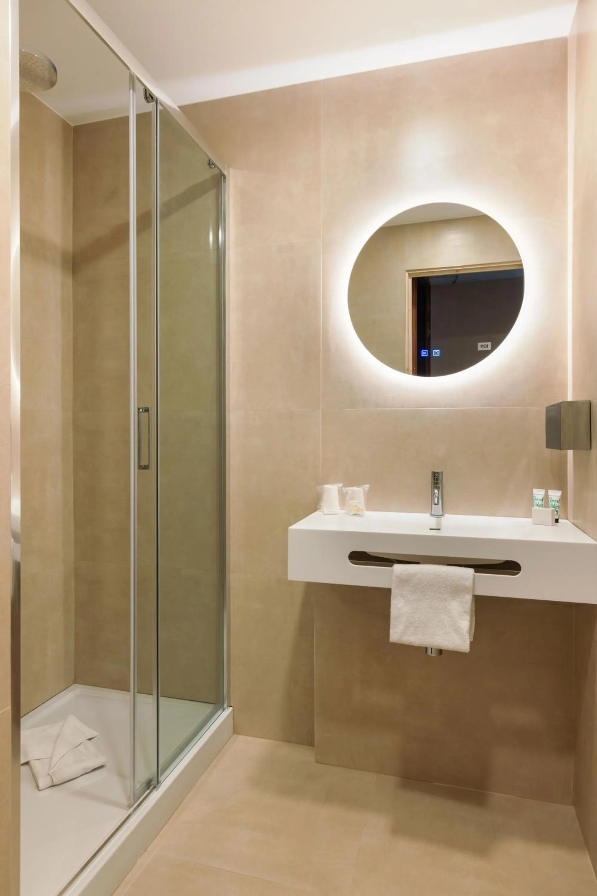 Shower in Hotel Khla Nice