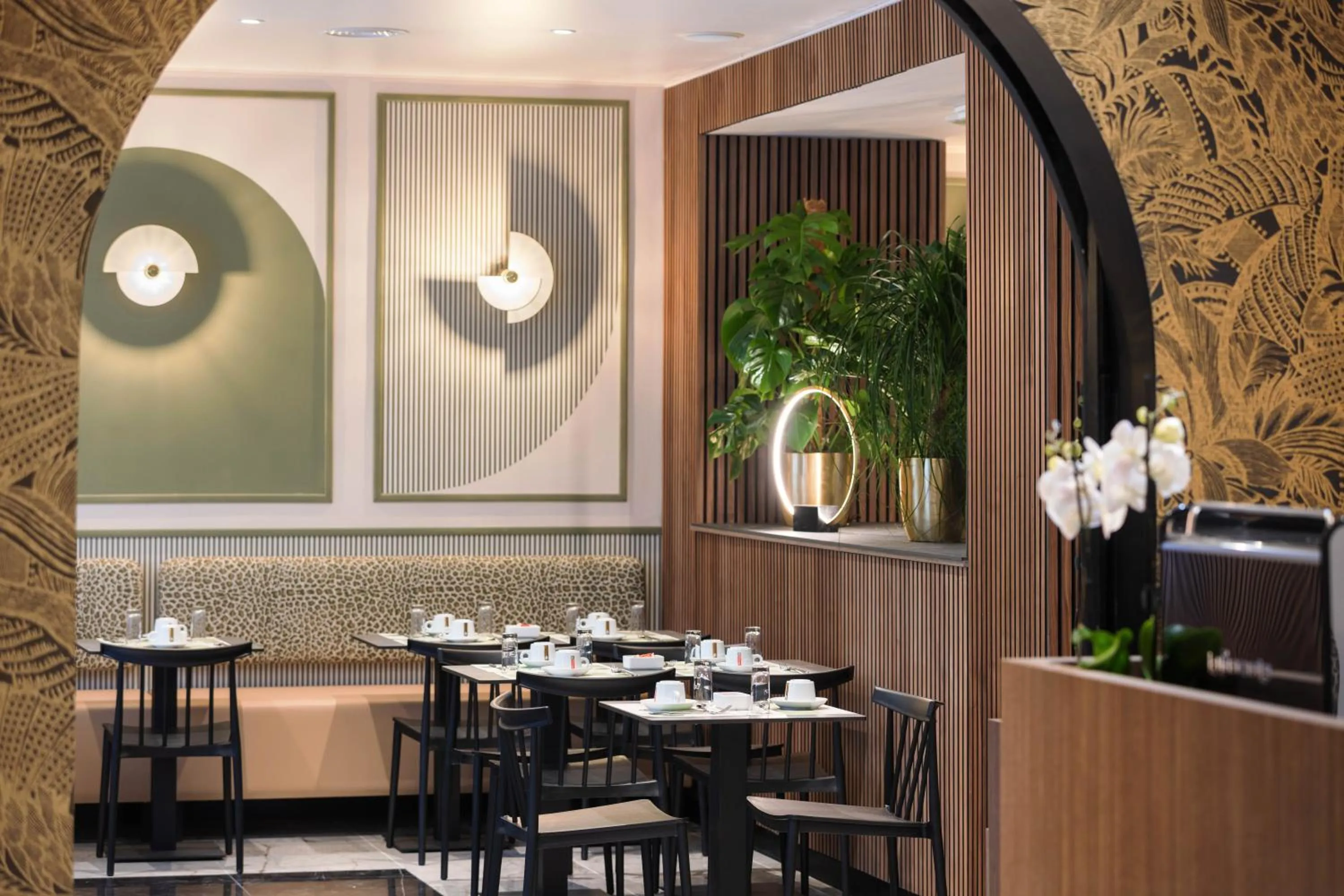 Restaurant/places to eat in Hotel Khla Nice