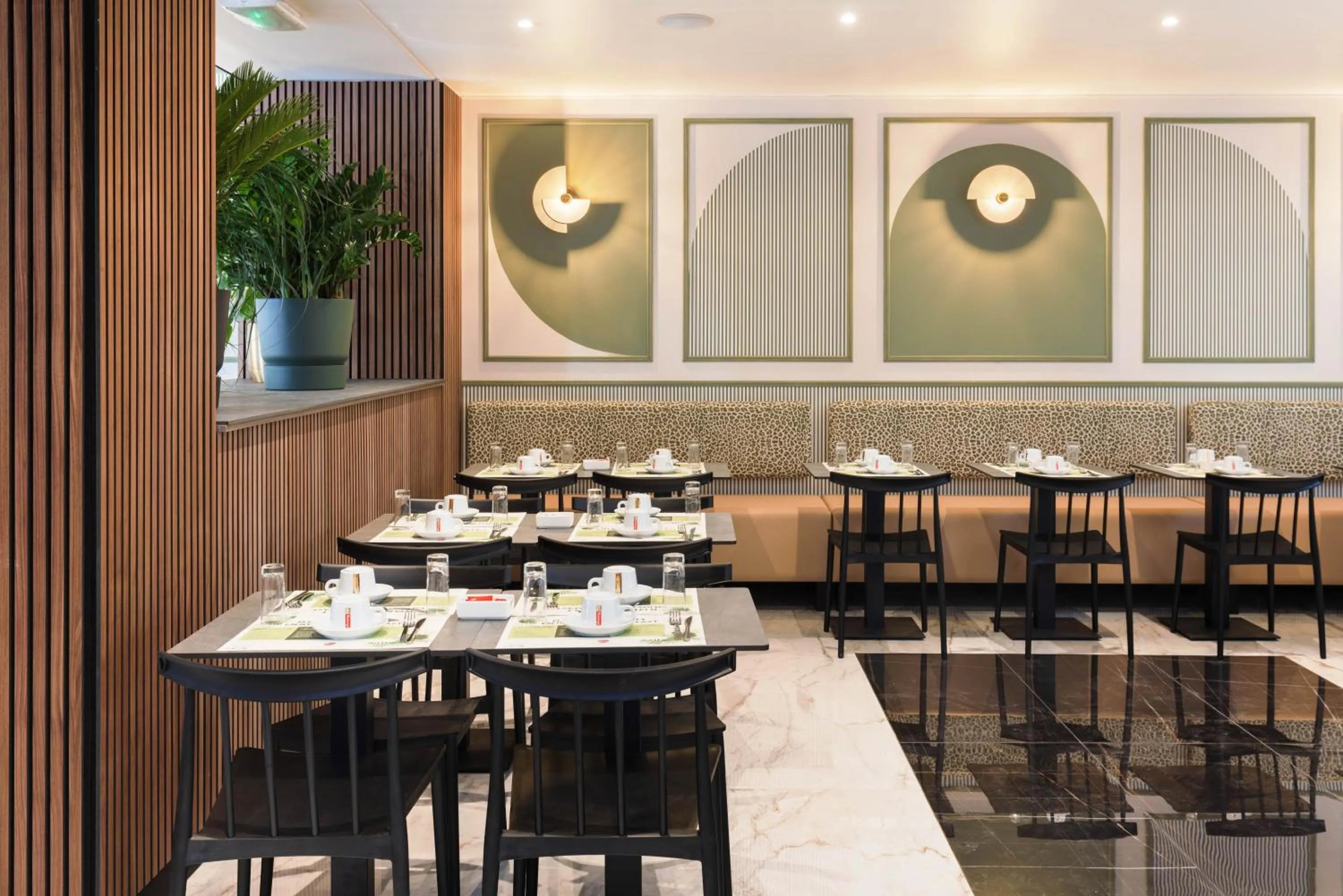 Restaurant/places to eat in Hotel Khla Nice