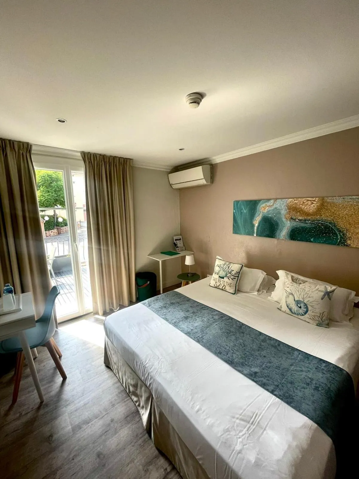 Bed in Boutique Hôtel de la Corniche d'Or